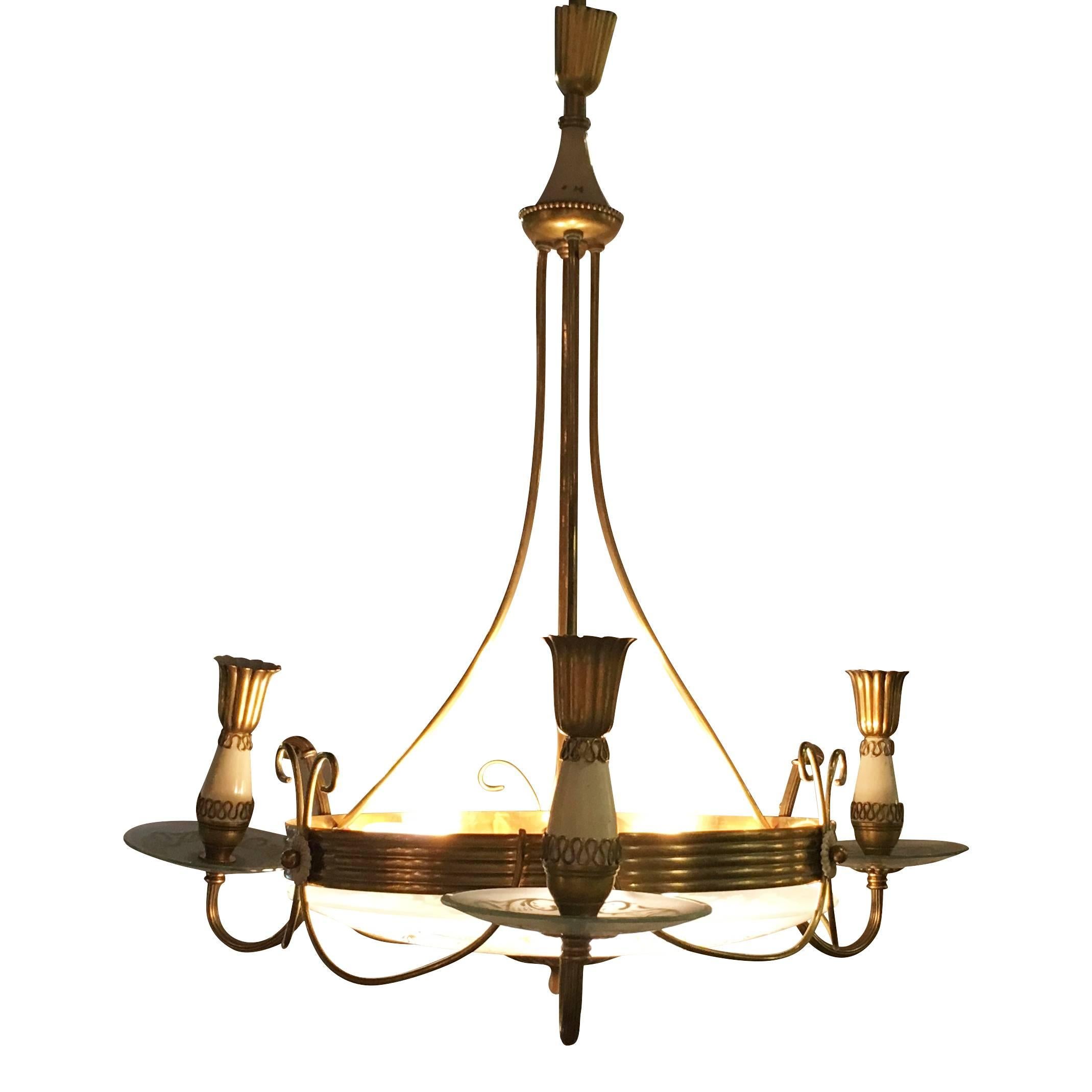 A round Mid-Century Modern Italian ceiling chandelier, designed by Pietro Chiesa and produced by Fontana Arte in good condition. Structure made of hand crafted brass and crystal glass with replaced wiring. Wear consistent with age and use. Circa