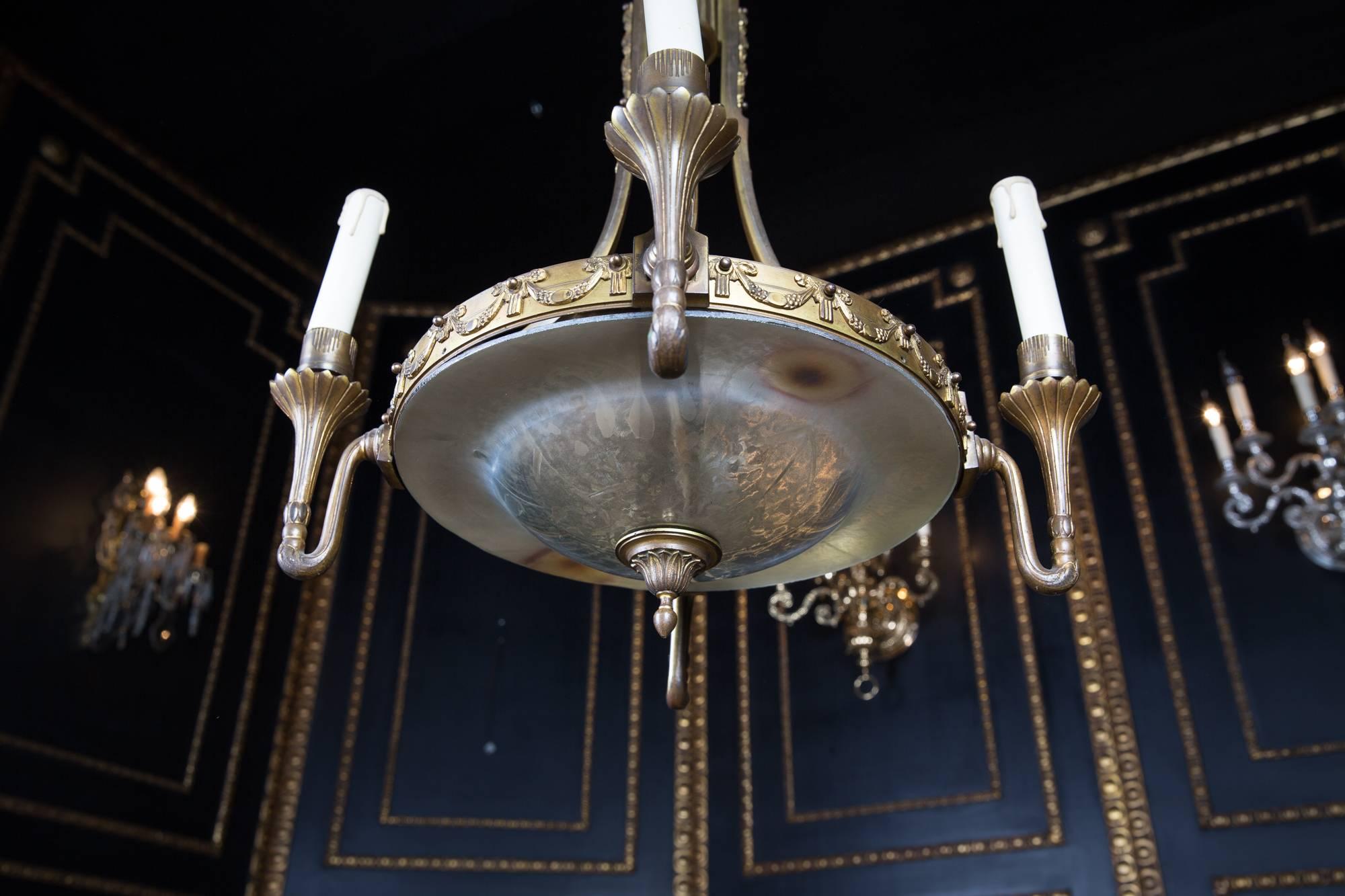 Lampadario del XX secolo in stile Art Déco in bronzo con vetro opalino in vendita 4