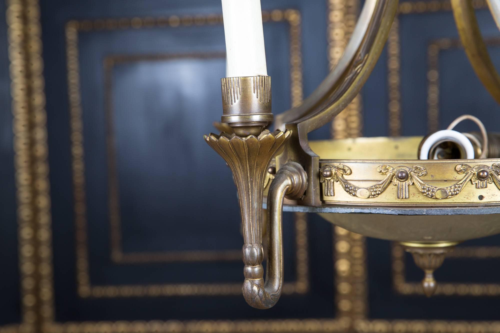 Lampadario del XX secolo in stile Art Déco in bronzo con vetro opalino In condizioni buone in vendita a Berlin, DE