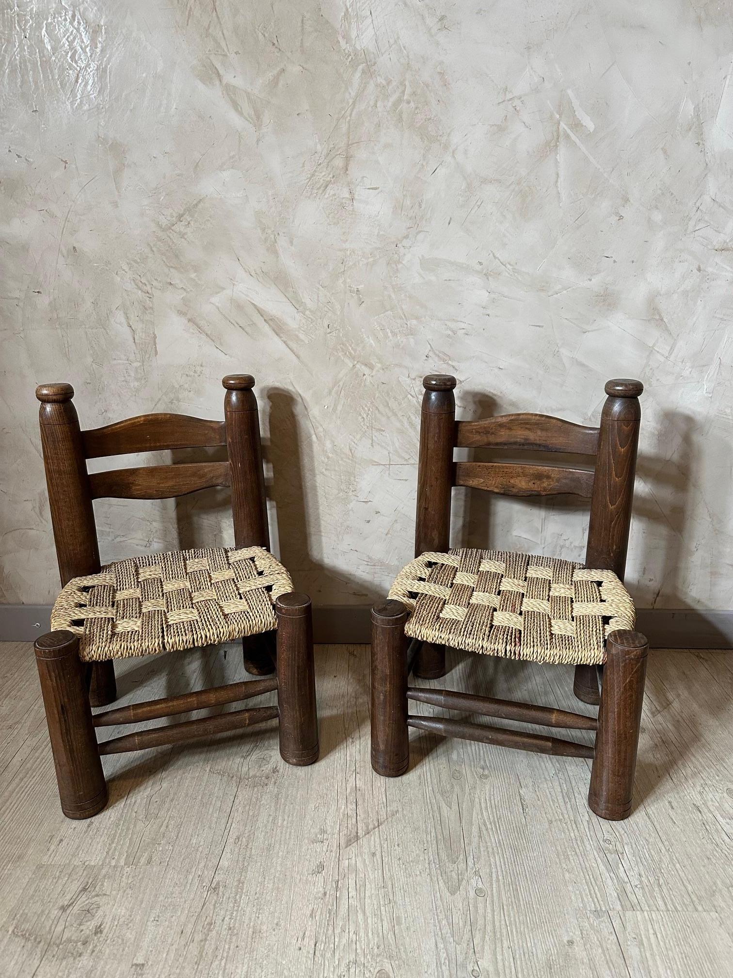 Very nice pair of children's chairs in solid oak and woven rope seats from the 1950s in the style of French designer Charles Dudouyt, represents a rustic style Good condition overall.
