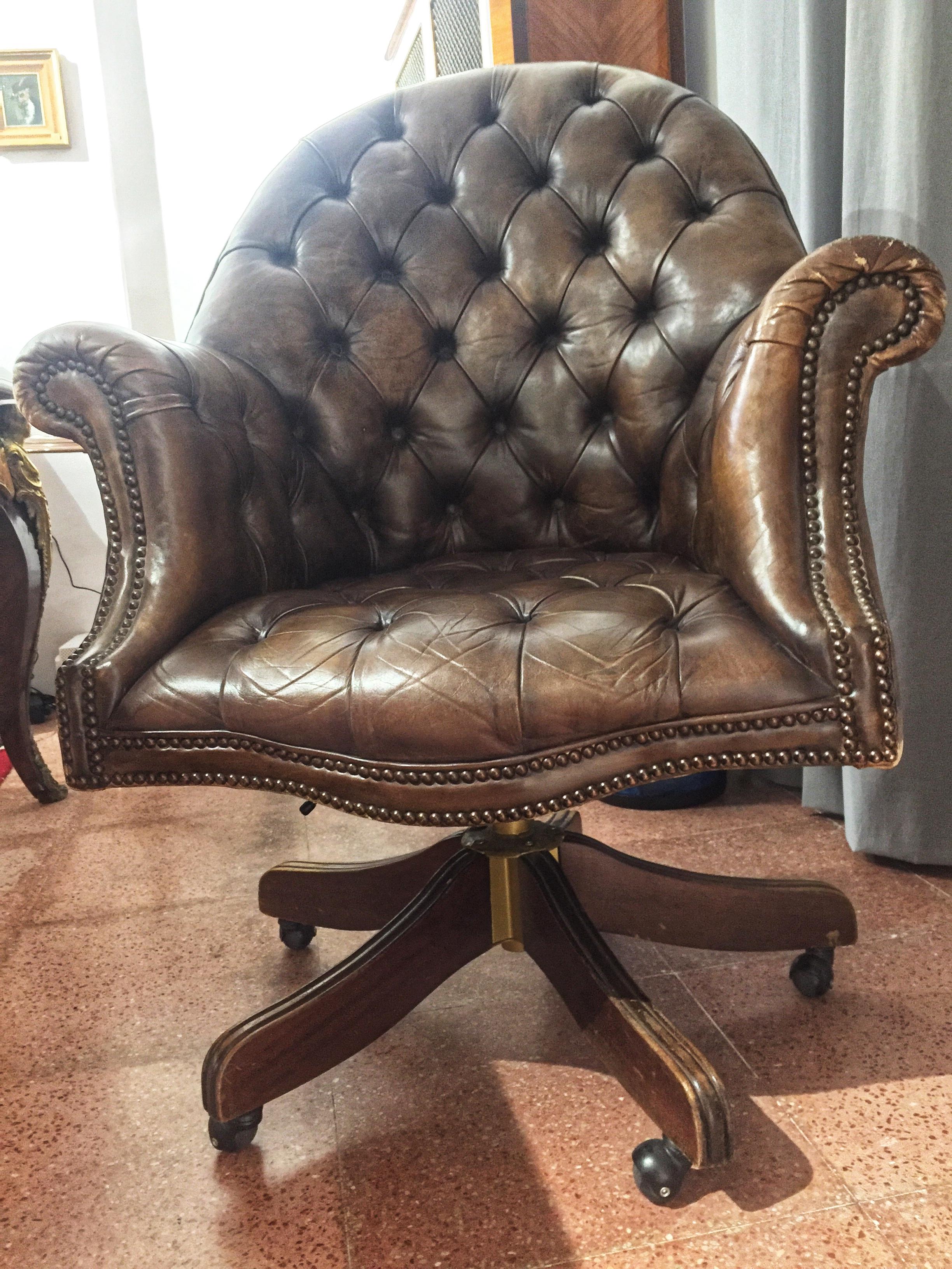 Beautiful English armchair, leather with wheels.

Classic Chester leather armchair from the 1970s. High quality, very comfortable and with wheels, ideal for a large desk or a living room.