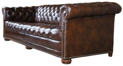 canapé Chesterfield du 20e siècle en cuir marron à têtes de clous et touffeté par Classic