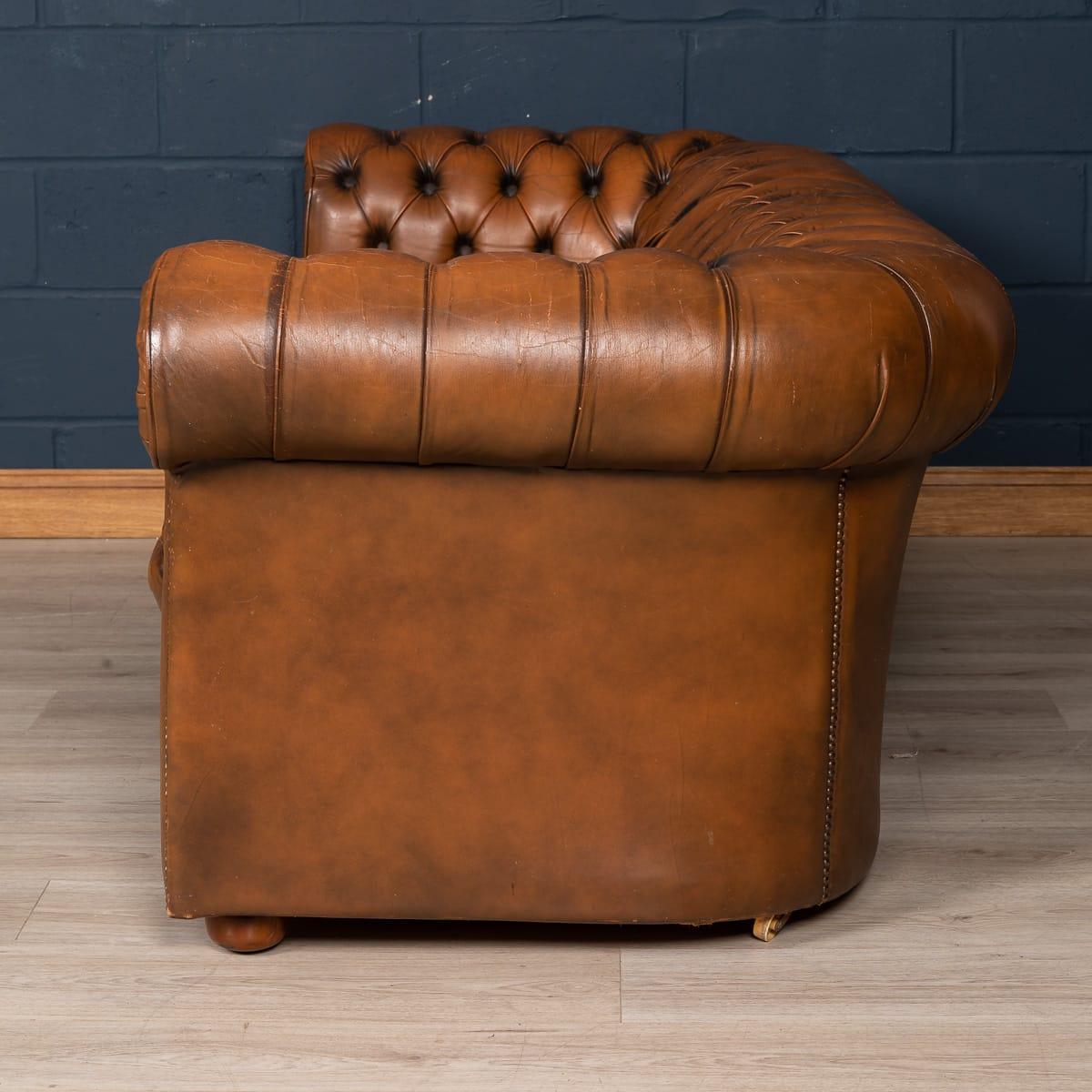 Lovely late 20th century leather chesterfield sofa. One of the most elegant models with button down seating, this is a fashionable item of furniture capable of uplifting the interior space of any contemporary or traditional home, the classic color