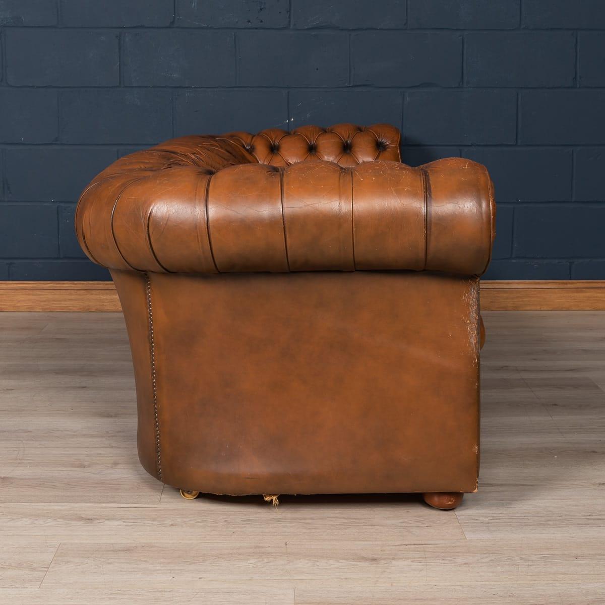 Lovely late 20th century leather chesterfield sofa. One of the most elegant models with button down seating, this is a fashionable item of furniture capable of uplifting the interior space of any contemporary or traditional home, the classic colour