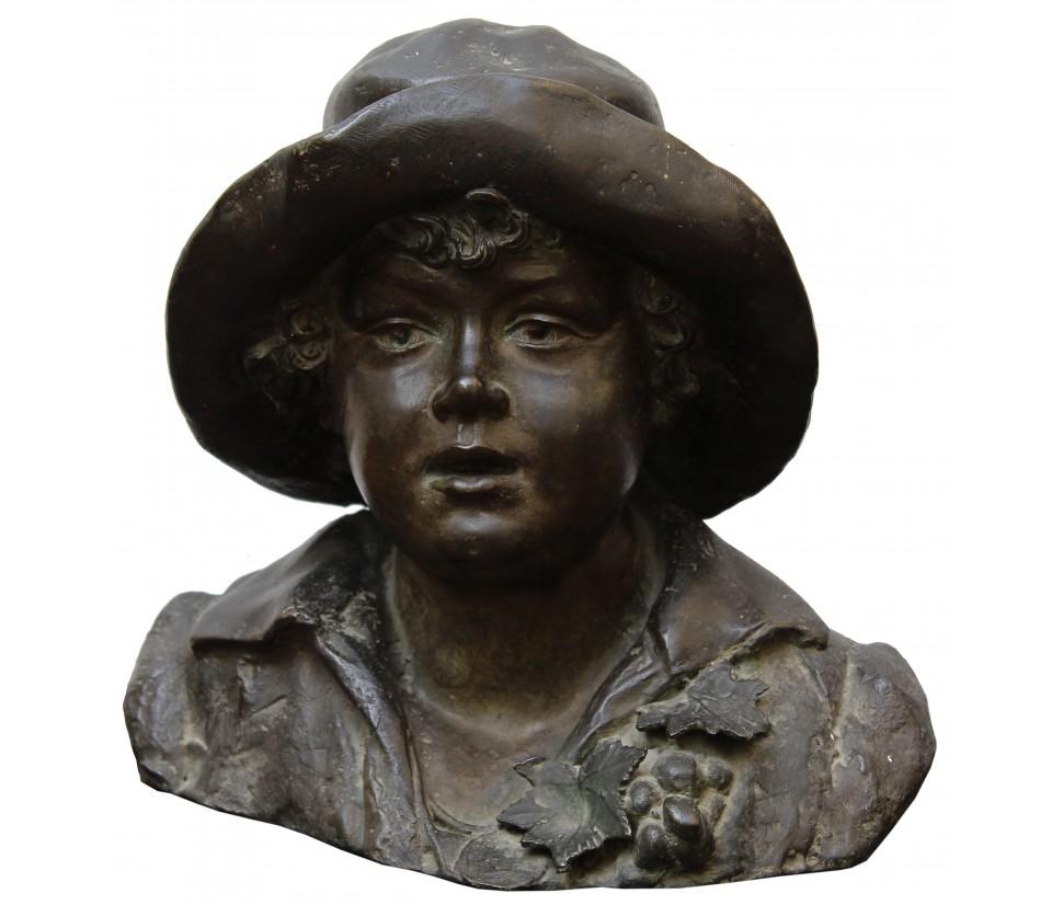 Tommaso Campajola (Active in Naples between the 19th and 20th centuries) 

Child with hat

Bronze, height 23 cm

Signed and dated 1932 on the back.