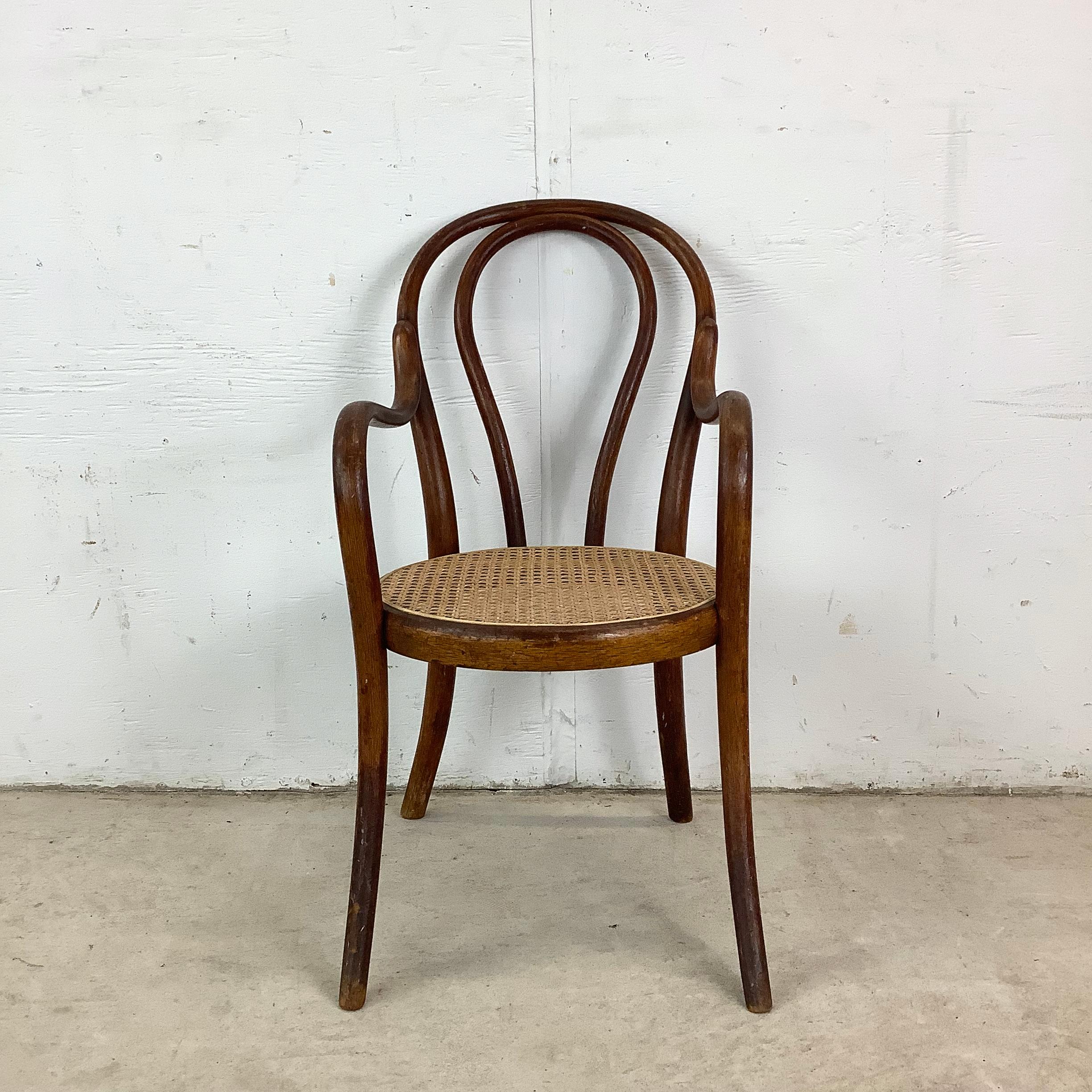 Questa poltrona vintage per bambini celebra l'arte senza tempo dei mobili in legno curvo in stile Thonet. Ogni curva e arco fluisce in modo naturale, mostrando l'innovazione che ha reso il design del legno curvo uno dei preferiti da oltre un