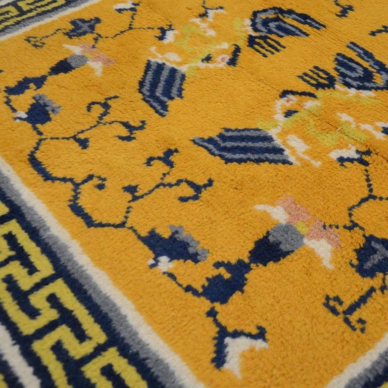 Antique small format Chinese rug made in the first quarter of the 20th century.
- Very original piece due to its strange dimension and the originality of its design.
- A series of intertwining 