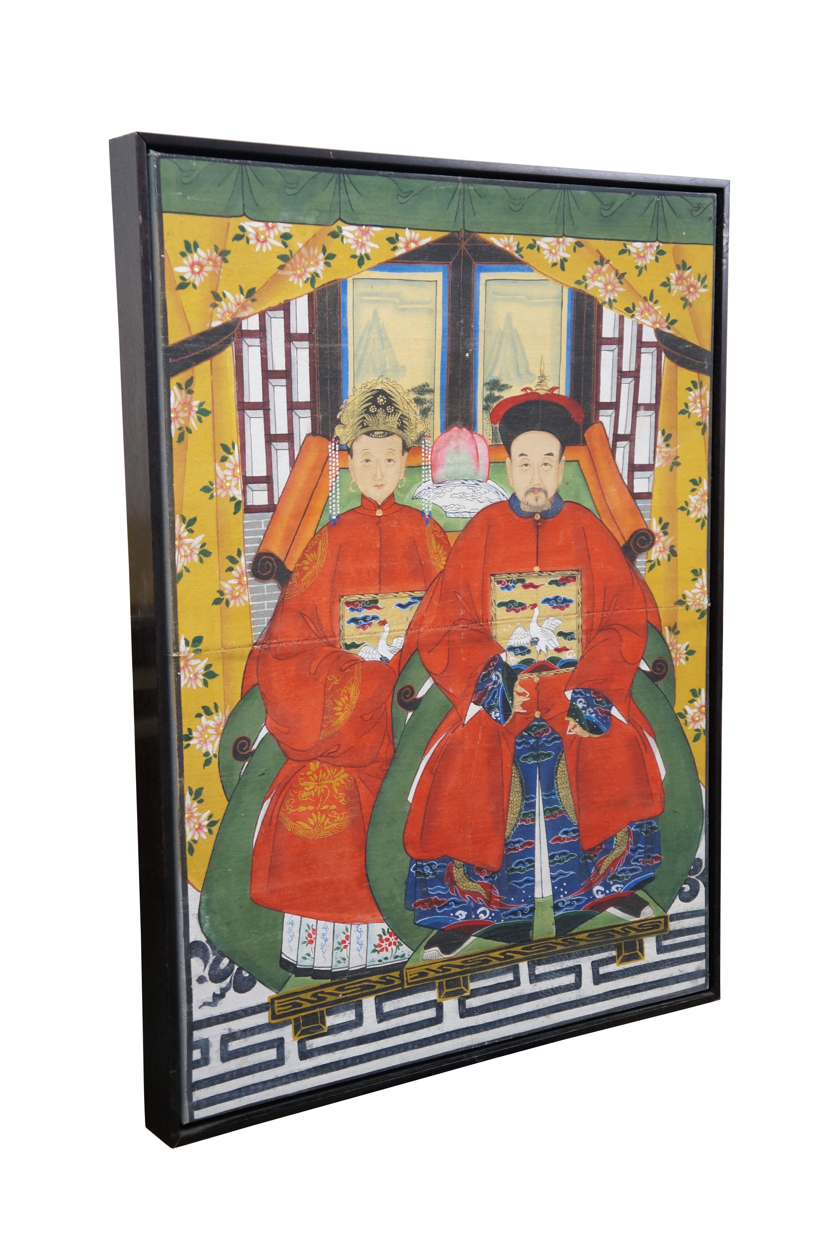 Chinesisches Ahnenporträt aus dem 20. Jahrhundert auf Leinwand. Dargestellt sind eine männliche und eine weibliche Figur aus der Qing-Dynastie, gekleidet als Kaiser und Kaiserin in roten, mit Kranichen verzierten Gewändern, die auf grünen Thronen in