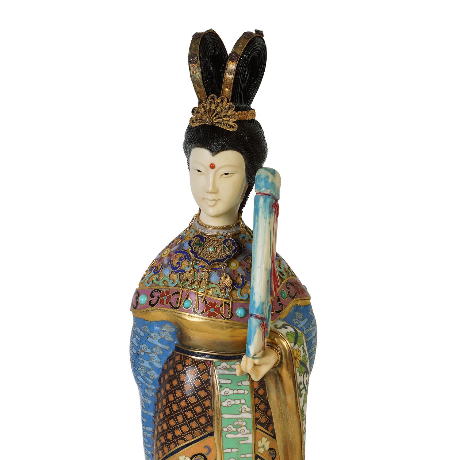 Admirez cette magnifique figurine de beauté en cloisonné de l'Antiquité chinoise. Il a été réalisé à la main en cloisonné de cuivre doré. Ce stand Beauty est orné d'œuvres d'art en cloisonné très détaillées, avec un instrument de musique chinois