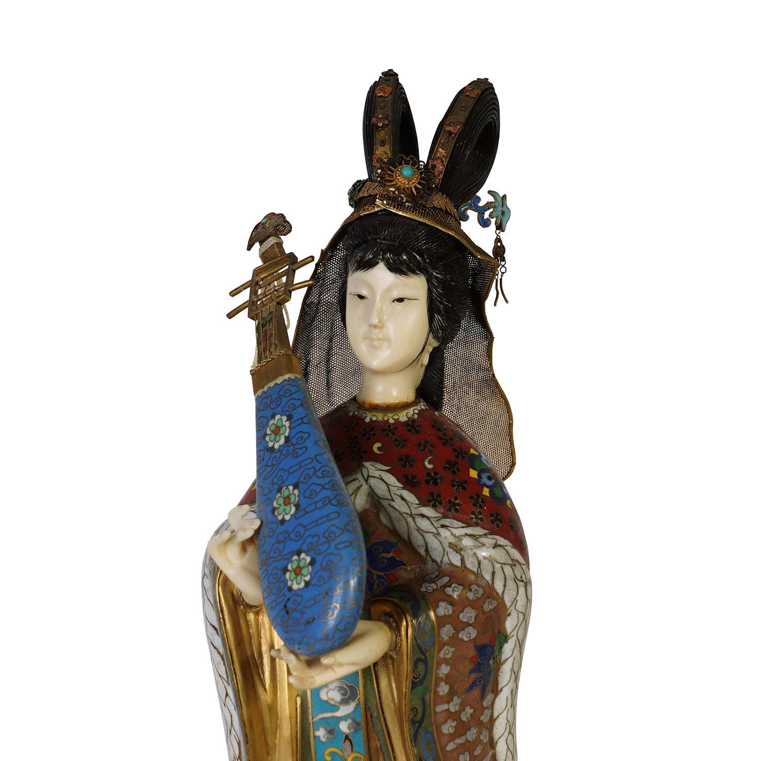Regardez cette magnifique figurine de beauté chinoise ancienne en cloisonné. Il a été fabriqué à la main en cloisonné d'or et de cuivre. Cette beauté sur pied est recouverte d'œuvres d'art cloisonnées très détaillées, avec un instrument de musique