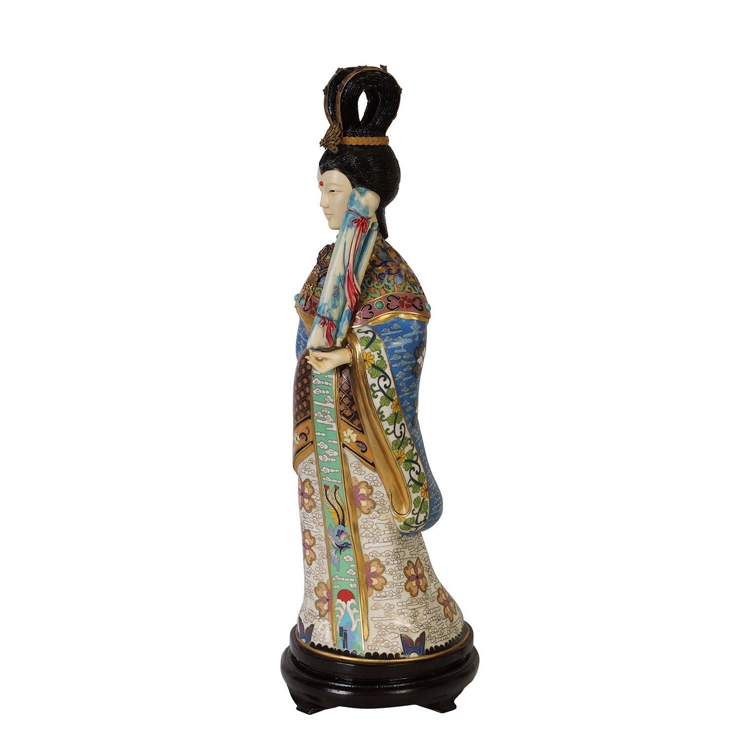 Chinois Figurine chinoise ancienne en cloisonné du 20ème siècle avec instrument de musique en vente