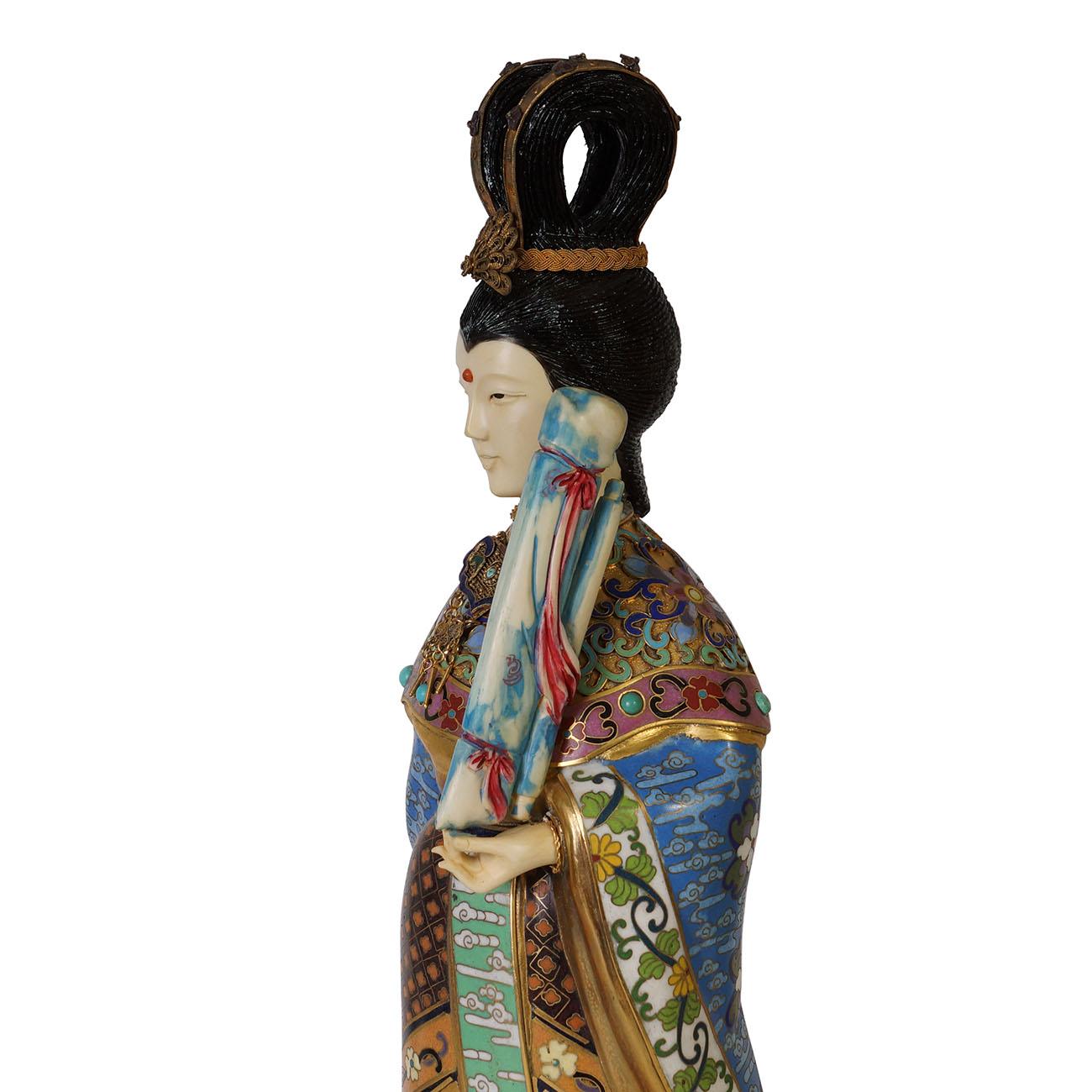 Cloisonné Figurine chinoise ancienne en cloisonné du 20ème siècle avec instrument de musique en vente