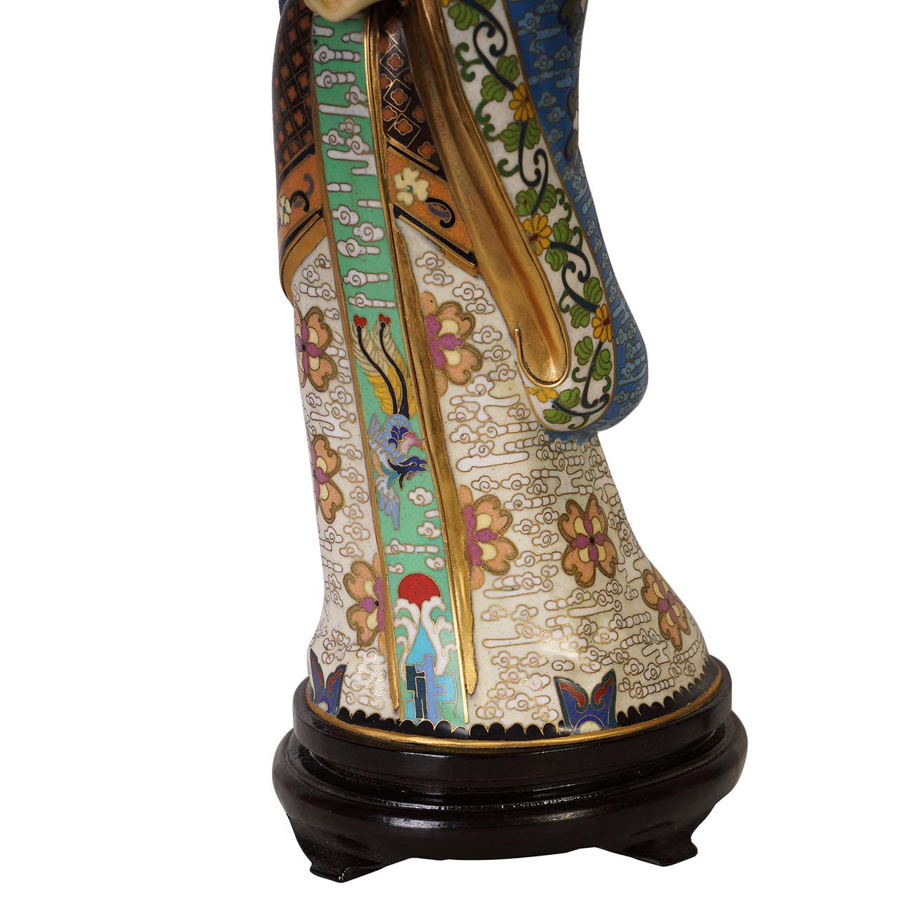 Figurine chinoise ancienne en cloisonné du 20ème siècle avec instrument de musique Bon état - En vente à Pomona, CA