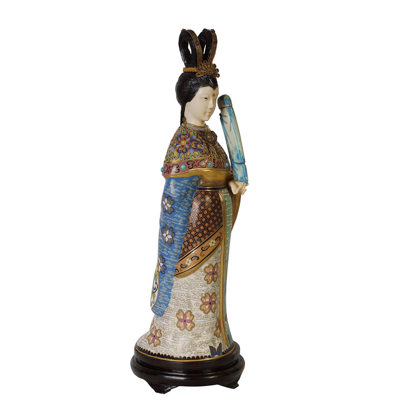 20ième siècle Figurine chinoise ancienne en cloisonné du 20ème siècle avec instrument de musique en vente