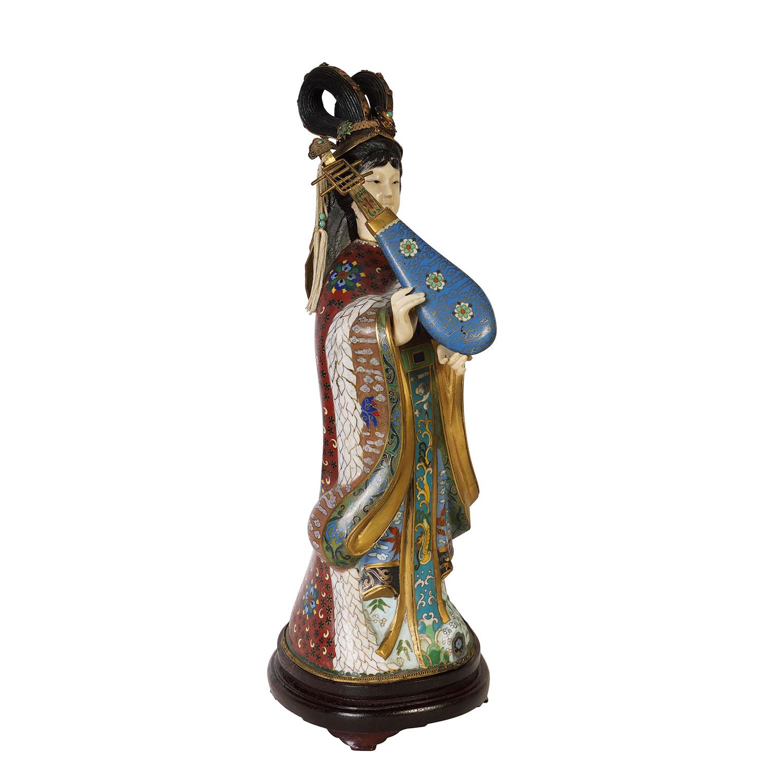 Cloisonné Figurine chinoise ancienne du 20ème siècle en cloisonné avec instrument de musique en vente