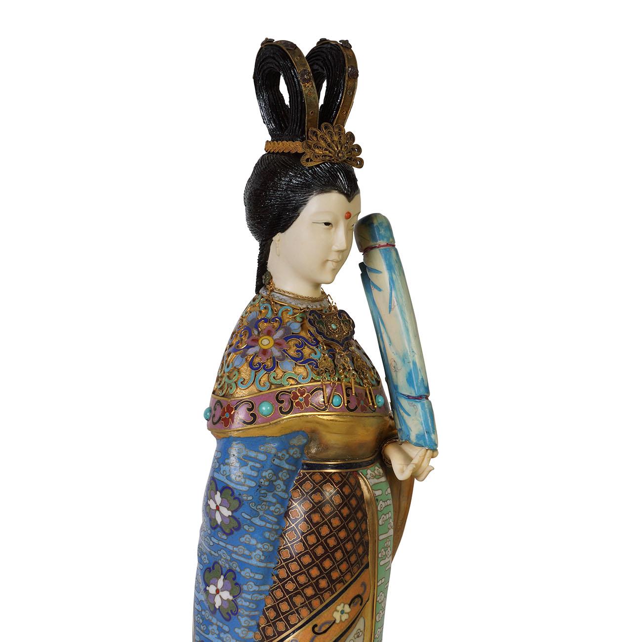Métal Figurine chinoise ancienne en cloisonné du 20ème siècle avec instrument de musique en vente