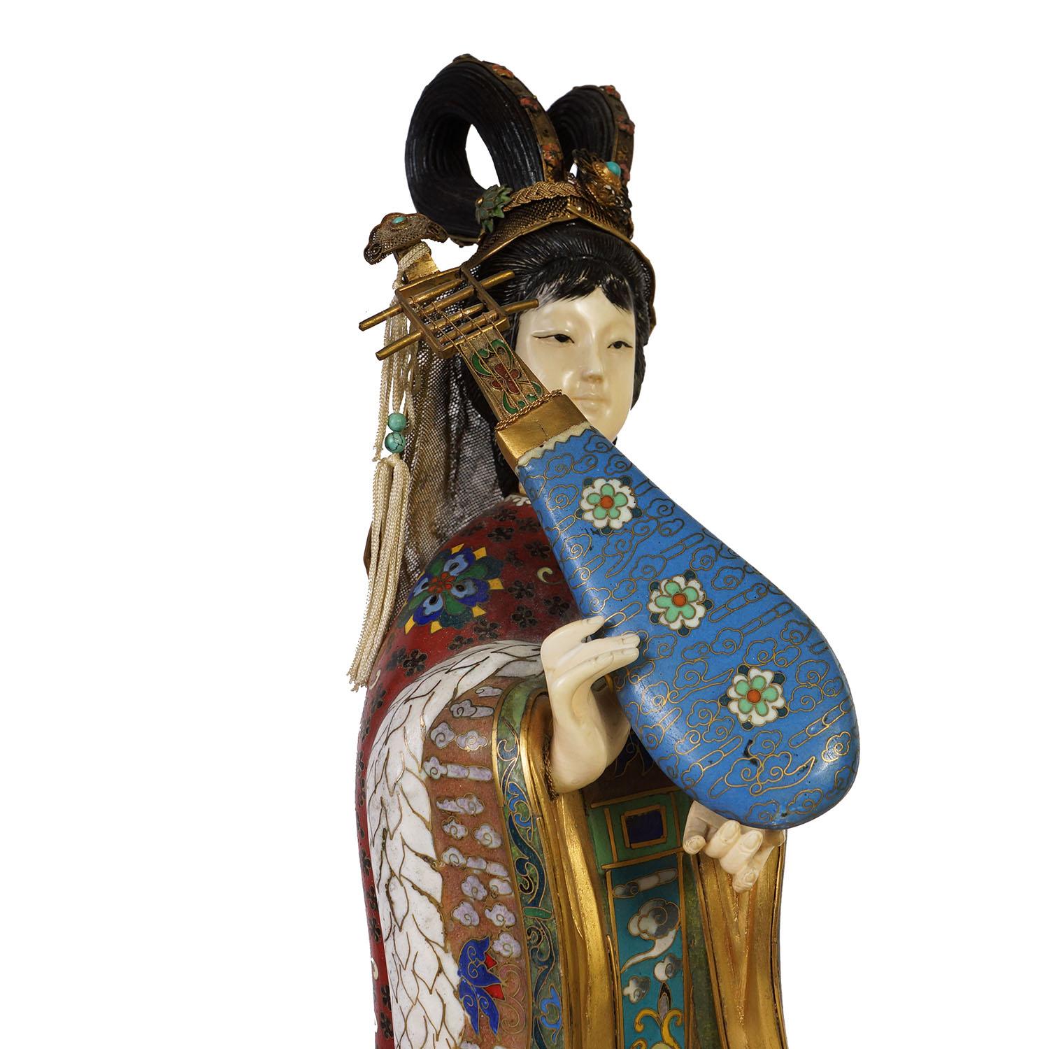 Figurine chinoise ancienne du 20ème siècle en cloisonné avec instrument de musique Bon état - En vente à Pomona, CA