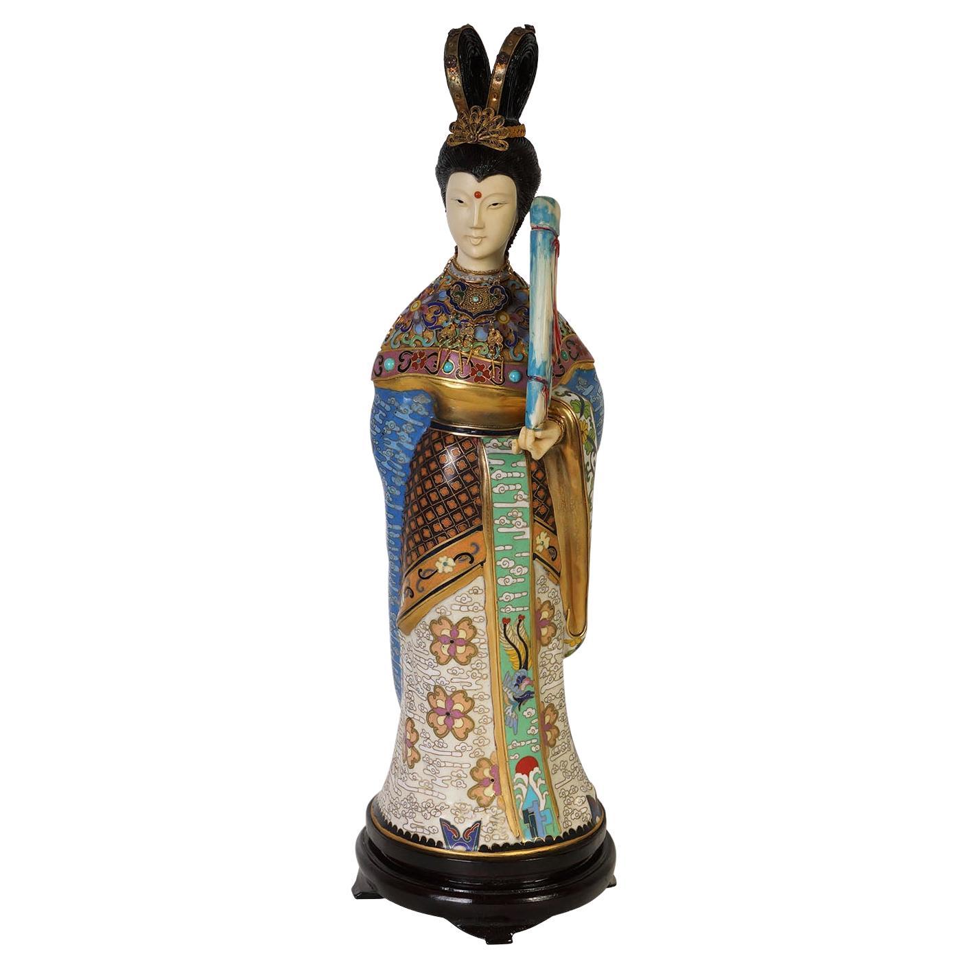 Figurine chinoise ancienne en cloisonné du 20ème siècle avec instrument de musique en vente