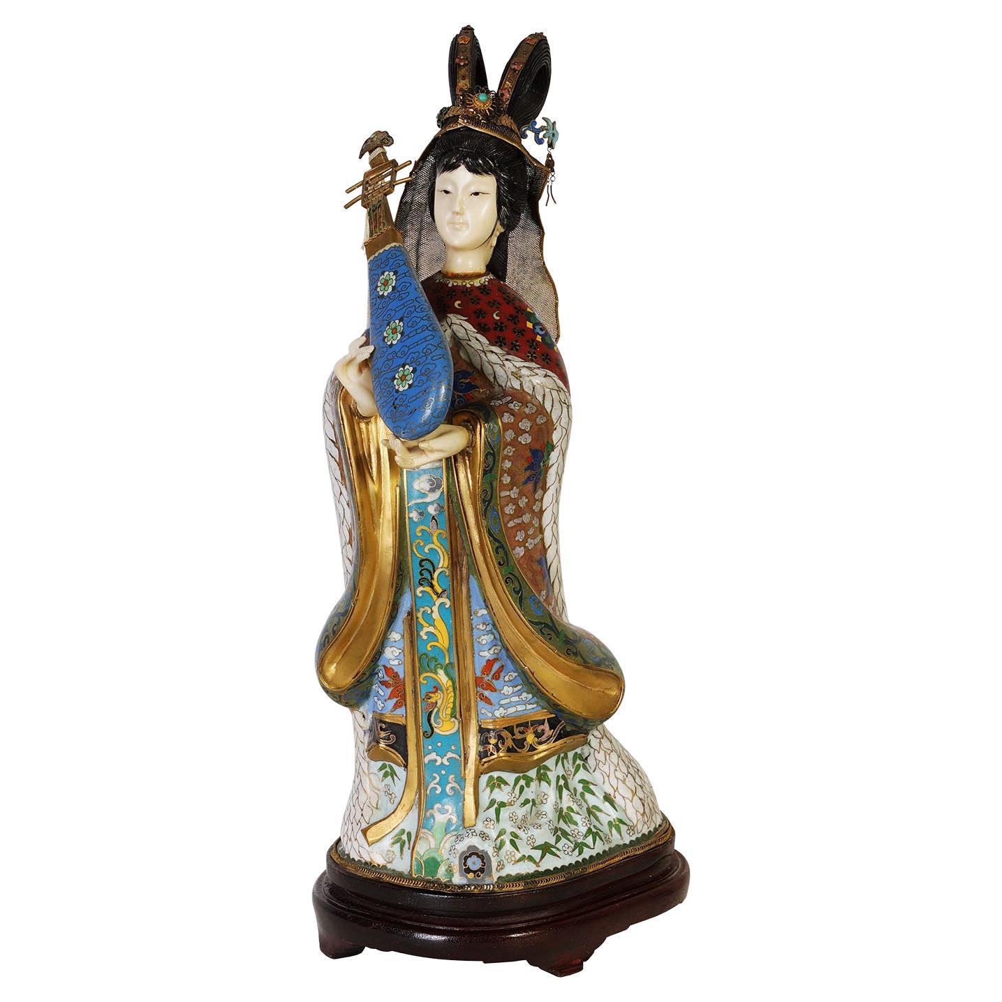 Figurine chinoise ancienne du 20ème siècle en cloisonné avec instrument de musique en vente