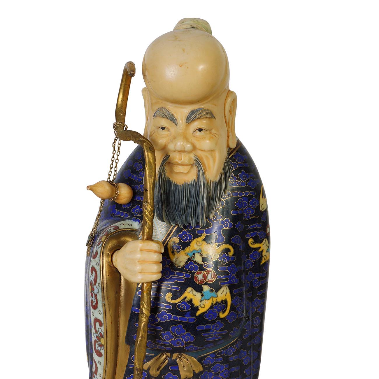 Cette magnifique statuette chinoise ancienne en cloisonné, étoile de la longévité, a été réalisée à la main en cloisonné de cuivre doré. Ce support Étoile de longévité a des œuvres d'art cloisonnées très détaillées à la main sur toute sa surface. Il