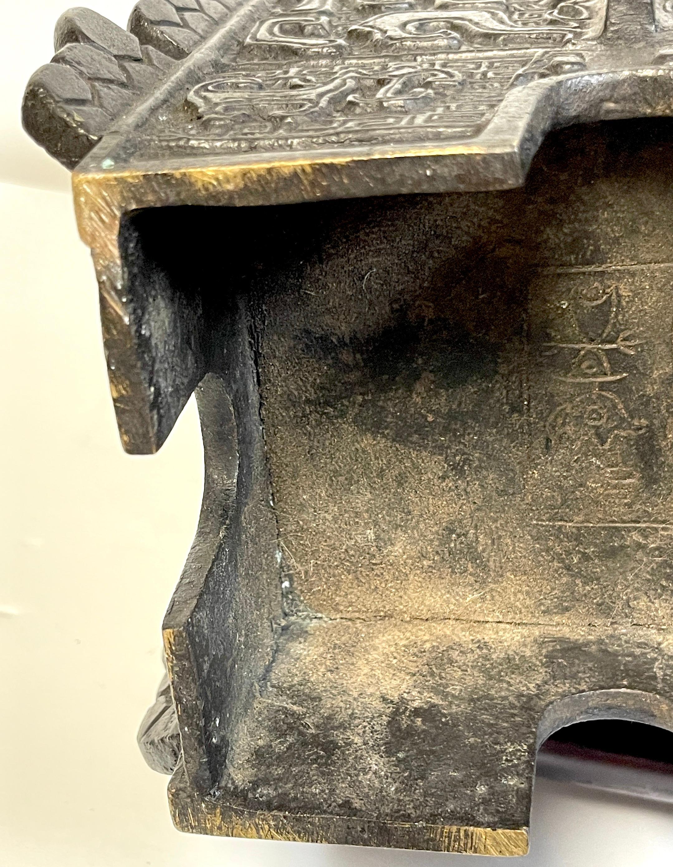 Chinesische Bronze-Weingefäßvase und Ständer im archaischen Stil des 20. Jahrhunderts im Angebot 8