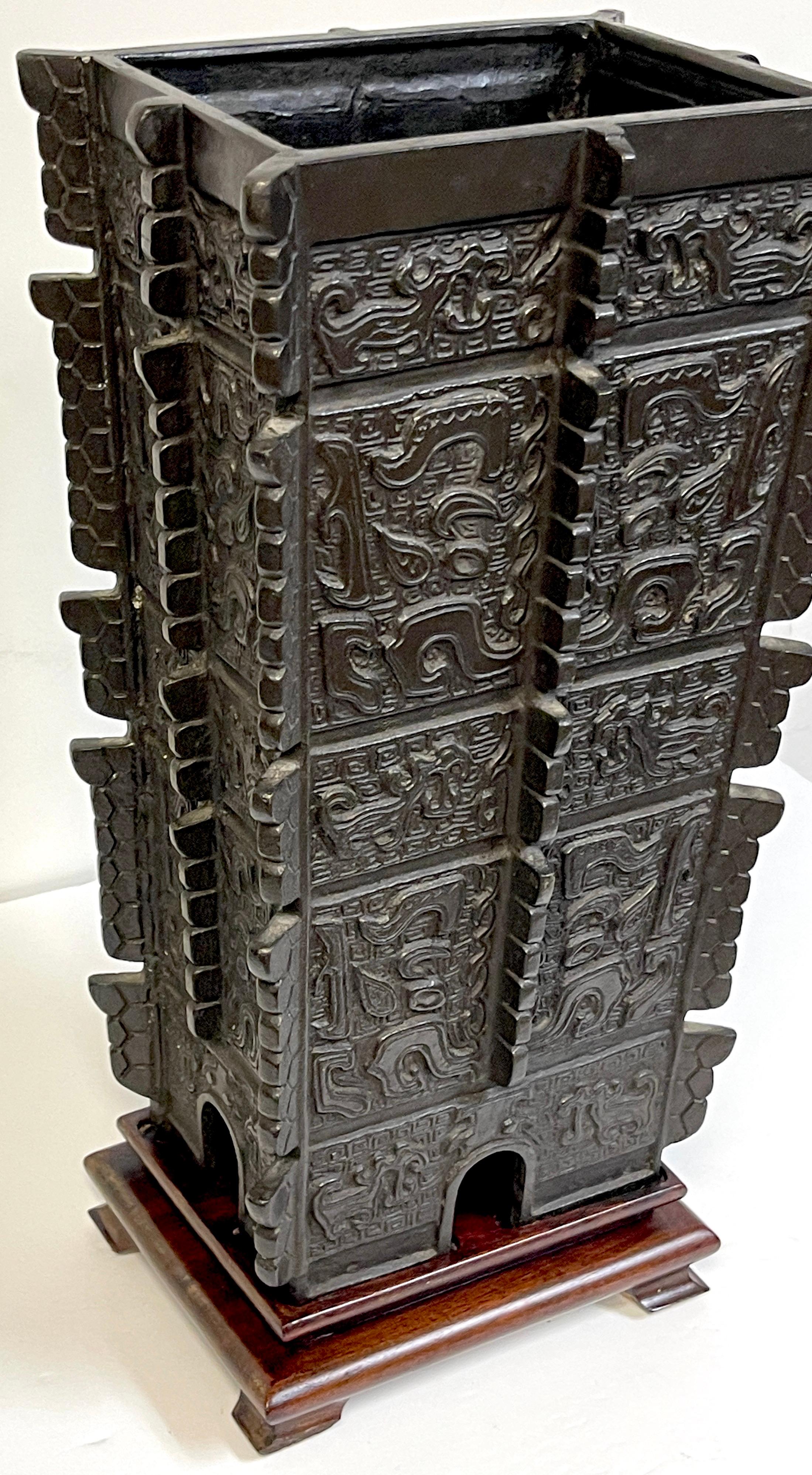 Chinesische Bronze-Weingefäßvase und Ständer im archaischen Stil des 20. Jahrhunderts (Geschnitzt) im Angebot