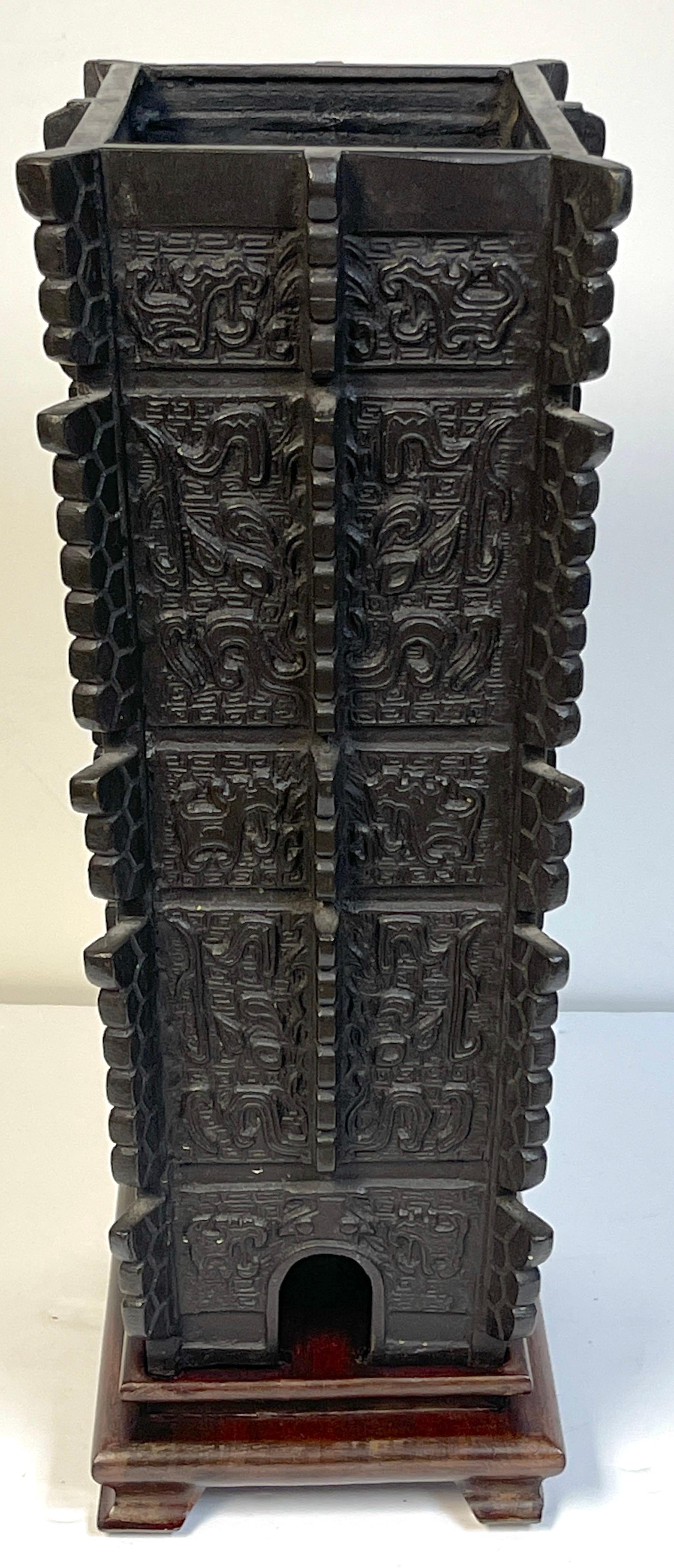 Chinesische Bronze-Weingefäßvase und Ständer im archaischen Stil des 20. Jahrhunderts im Zustand „Gut“ im Angebot in West Palm Beach, FL