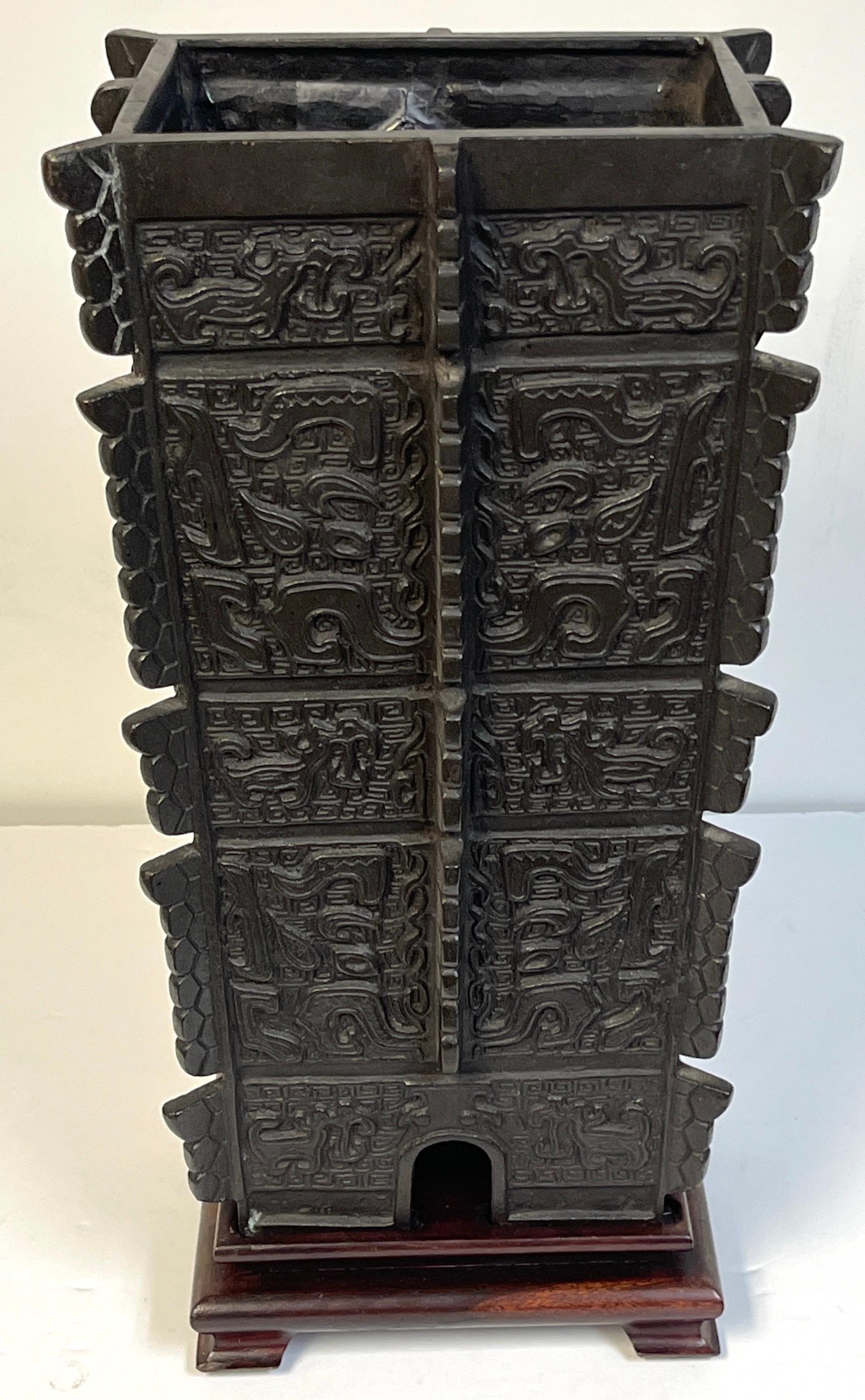 Chinesische Bronze-Weingefäßvase und Ständer im archaischen Stil des 20. Jahrhunderts im Angebot 2