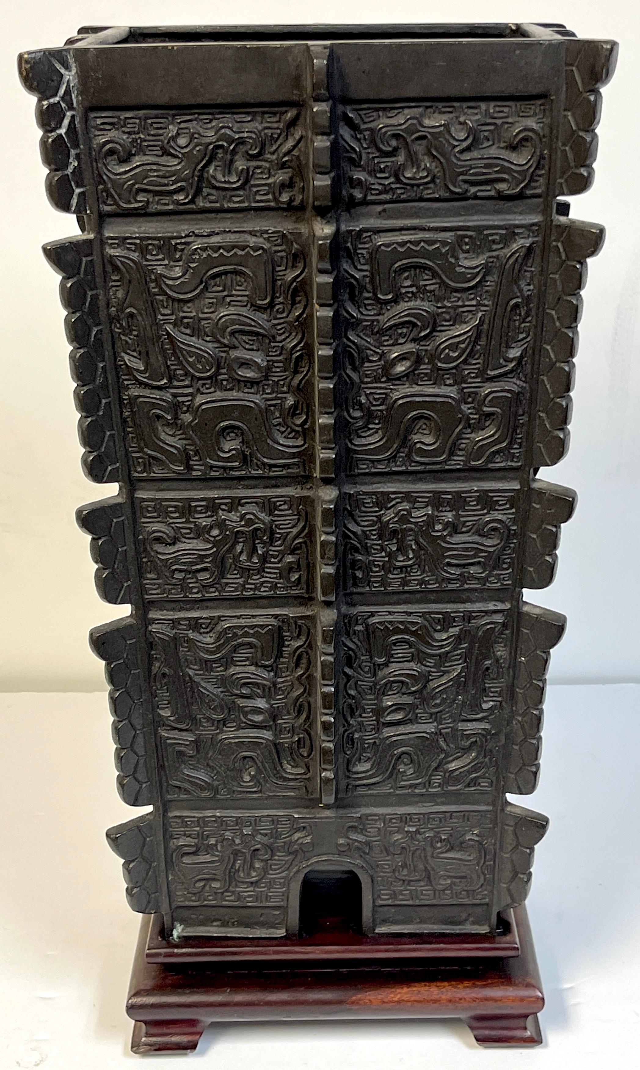 Chinesische Bronze-Weingefäßvase und Ständer im archaischen Stil des 20. Jahrhunderts im Angebot 3