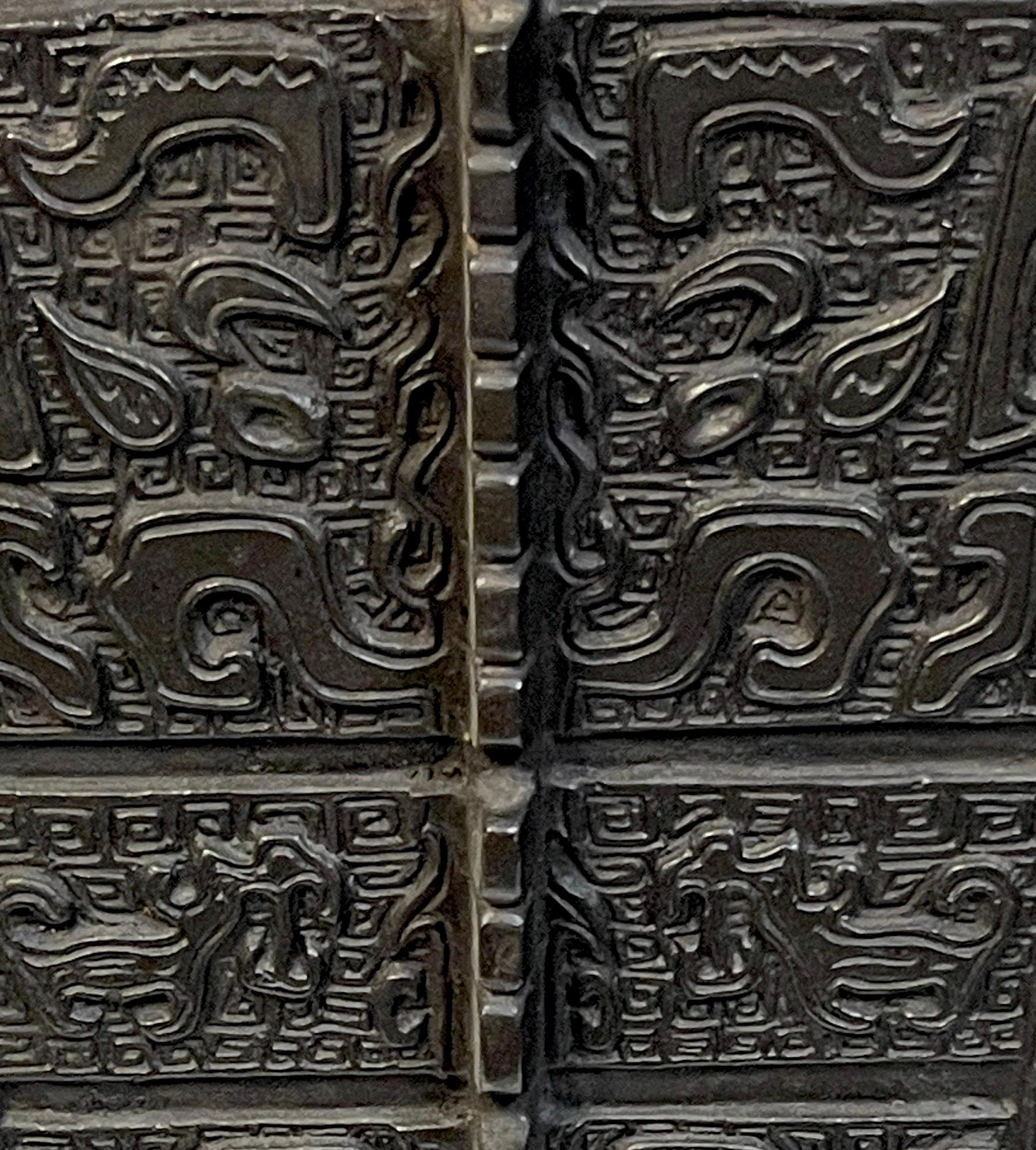 Chinesische Bronze-Weingefäßvase und Ständer im archaischen Stil des 20. Jahrhunderts im Angebot 4