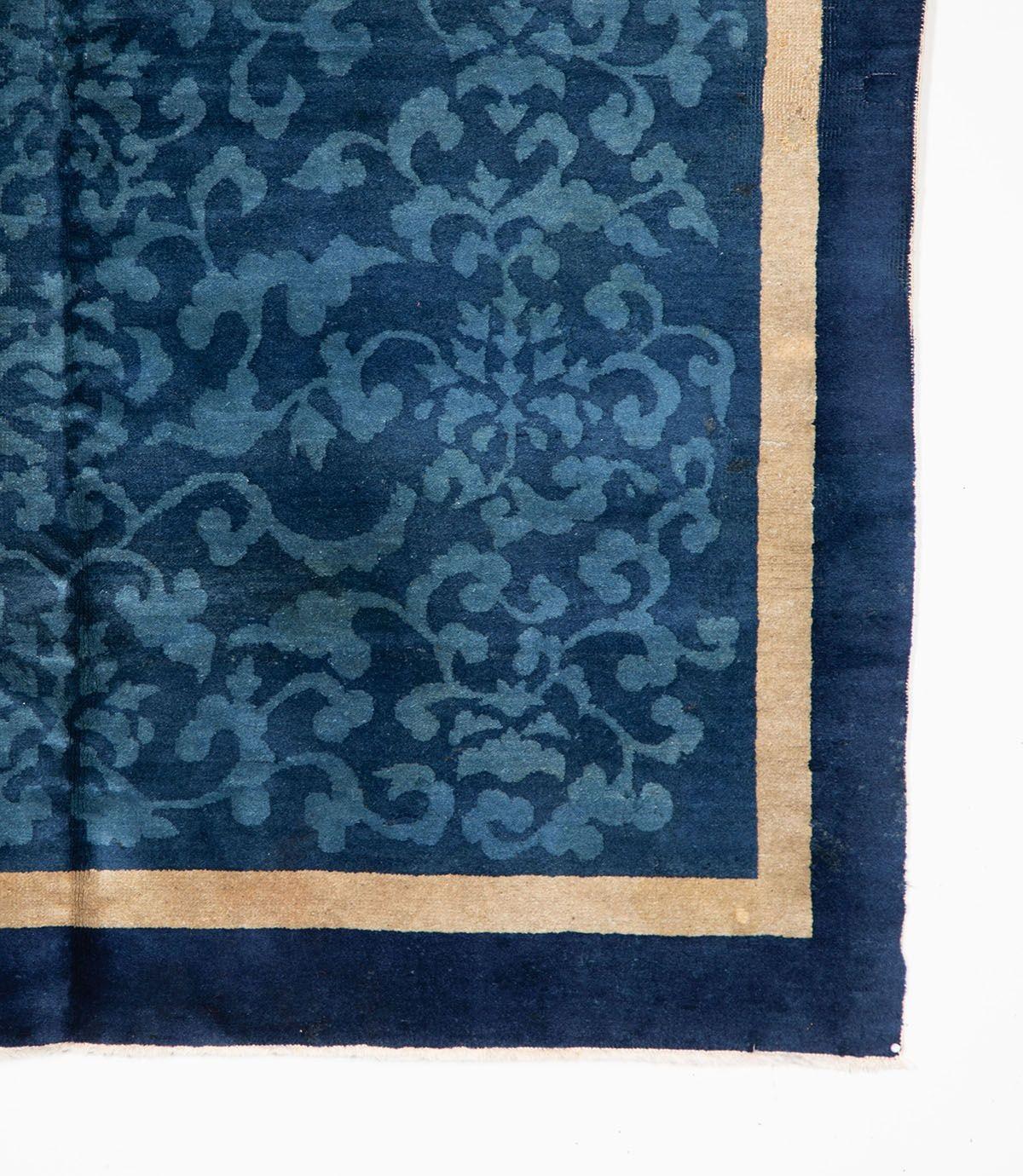 Pionniers de Walter Nichols, un Américain installé en Chine dont les ateliers ont été actifs de 1924 aux années 1930, les tapis chinois Art déco représentent un véritable point d'orgue dans l'histoire du design du XXe siècle.
Ces pièces sont très
