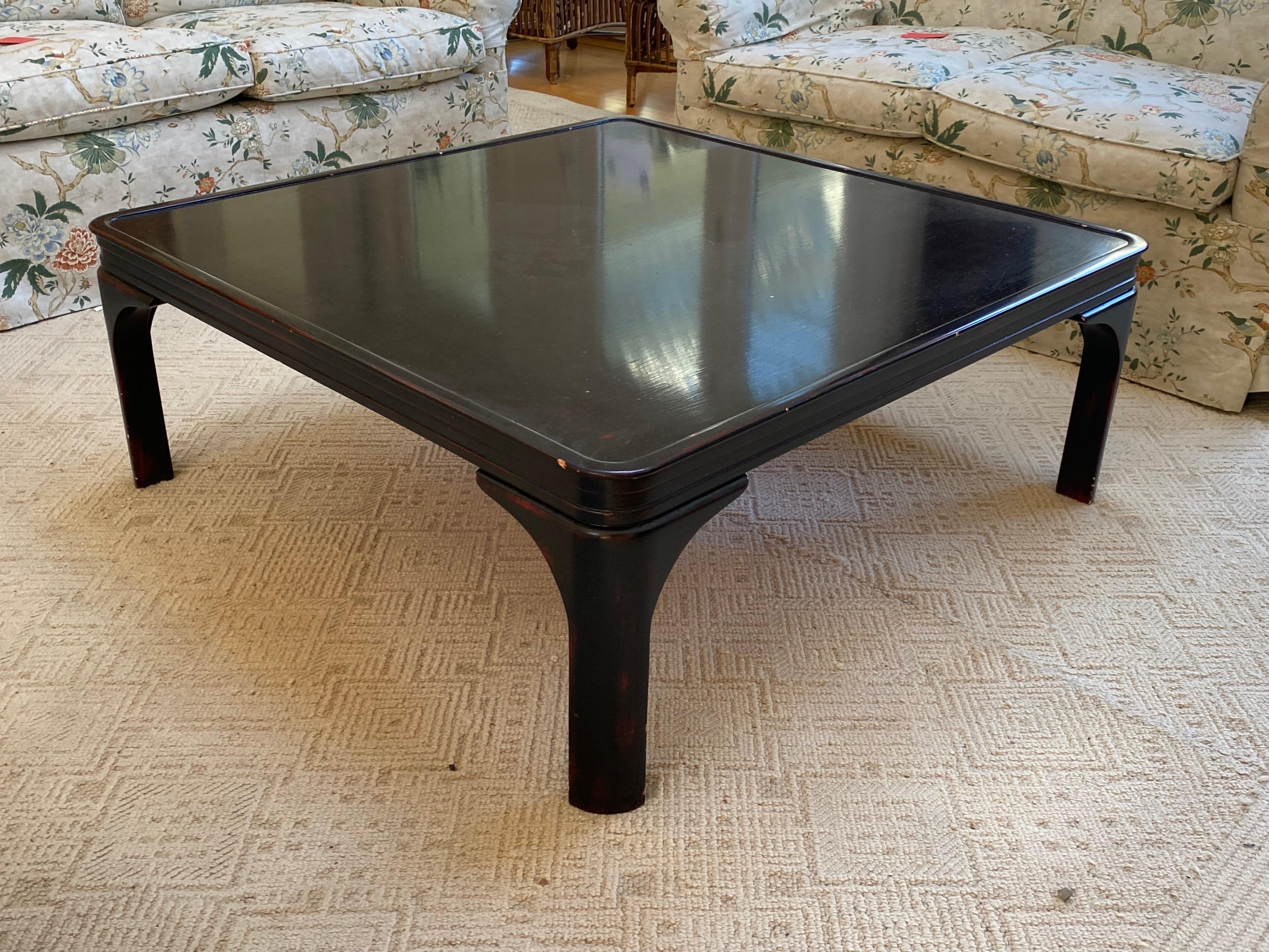 Table basse chinoise en laque noire du 20e siècle
Une belle forme classique avec une peinture rouge en dessous et une finition laquée noire. 

42,5
