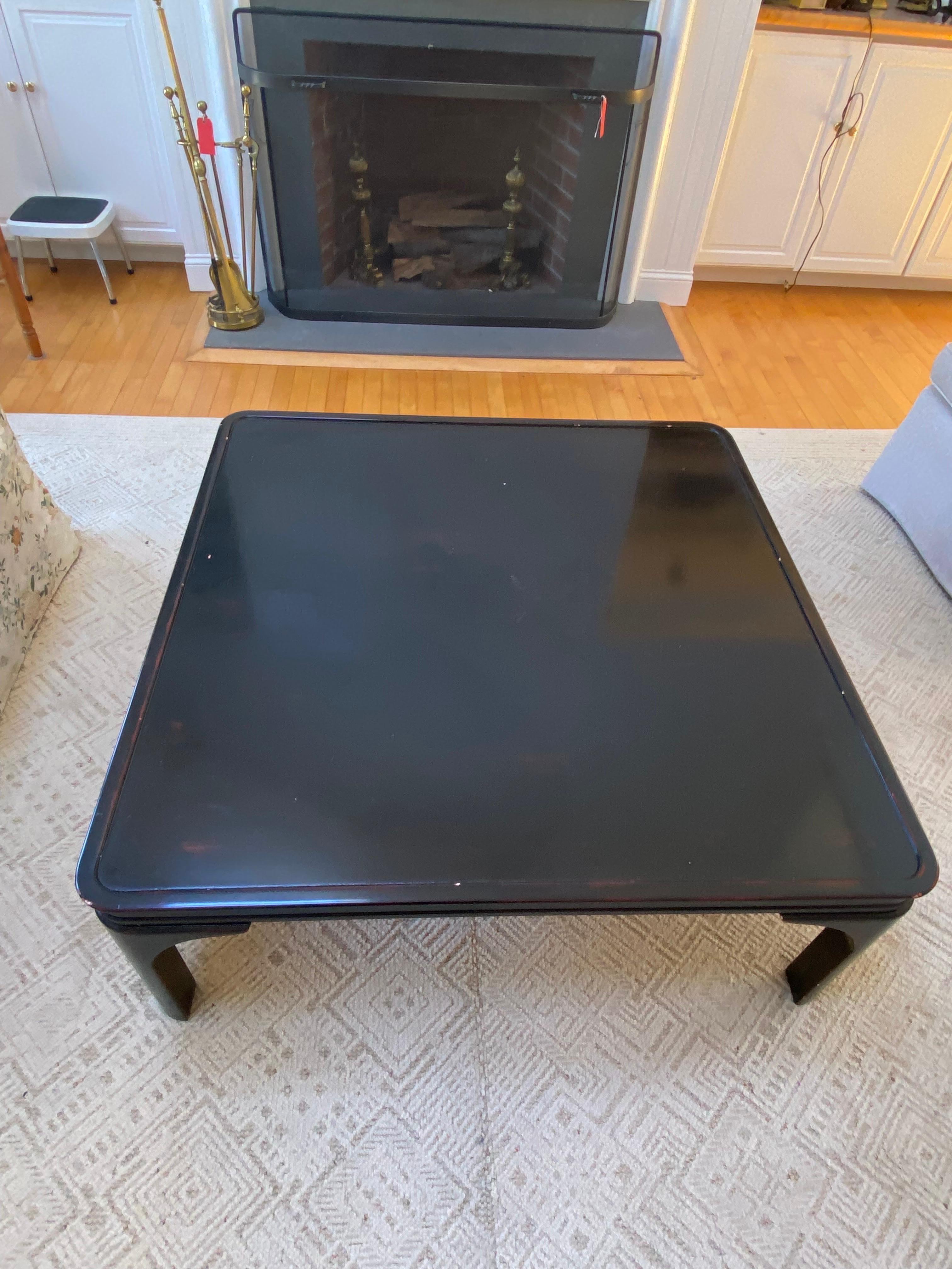 Table basse chinoise en laque noire du 20e siècle Bon état - En vente à Southampton, NY