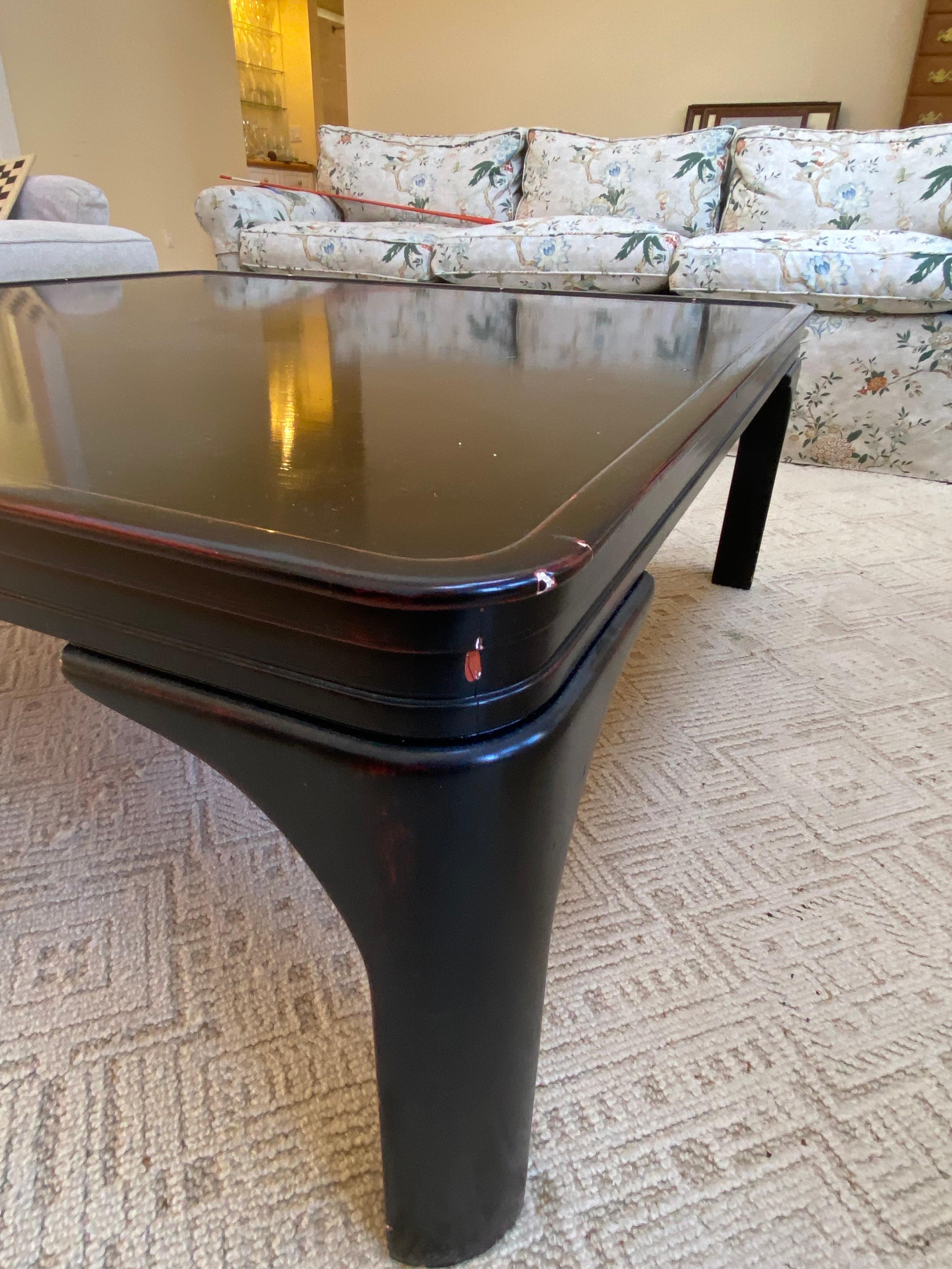 20ième siècle Table basse chinoise en laque noire du 20e siècle en vente