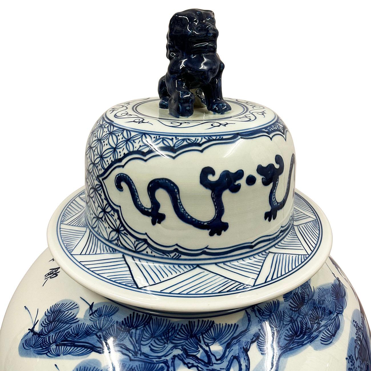Ce magnifique pot à gingembre ancien en porcelaine chinoise bleue et blanche a été réalisé et peint à la main à partir de la célèbre porcelaine chinoise bleue et blanche. Il s'agit d'une peinture de Youqiu datant de la dynastie Ming, aujourd'hui