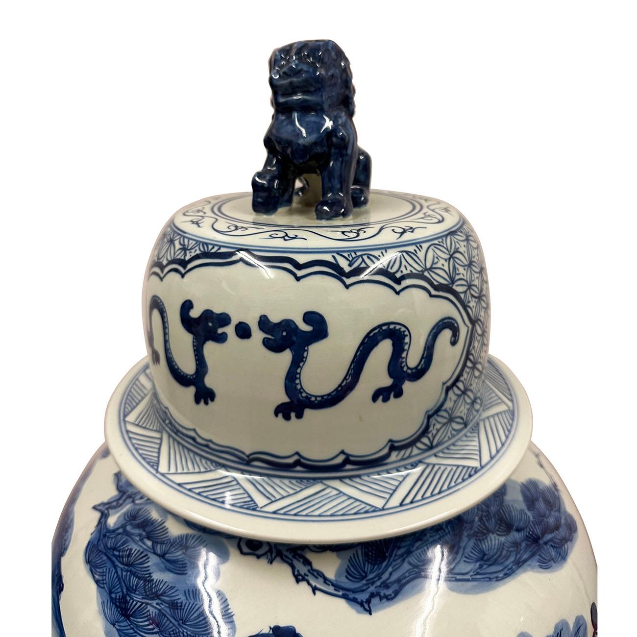 Dieses prächtige chinesische antike blau-weiße Porzellan-Ingwer-Glas wurde in Handarbeit aus berühmtem chinesischen blau-weißen Porzellan hergestellt und handbemalt. Es handelt sich um ein Gemälde von Youqiu aus der Ming-Dynastie, das heute im