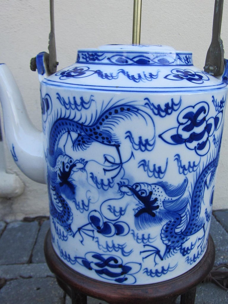 20th century Chinese blue & white porcelain jumbo teapot as lamp
Wood base
New wiring.