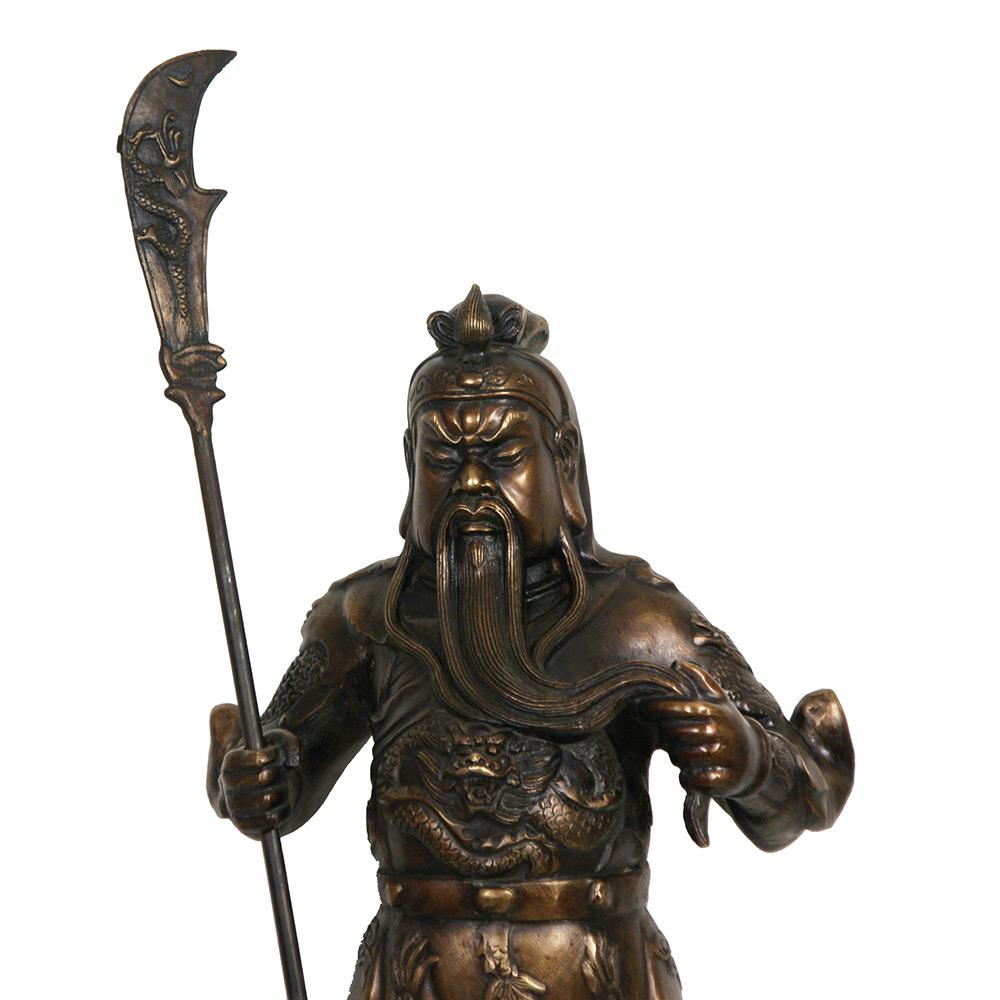 Werfen Sie einen Blick auf diese prächtige chinesische antike geschnitzte Bronze Guan Gong Statuary. Es weist sehr detaillierte Schnitzereien auf. Es ist alles handgefertigt und handgeschnitzt. Guan Gong steht auf einem Felsen und hält seine Waffe.