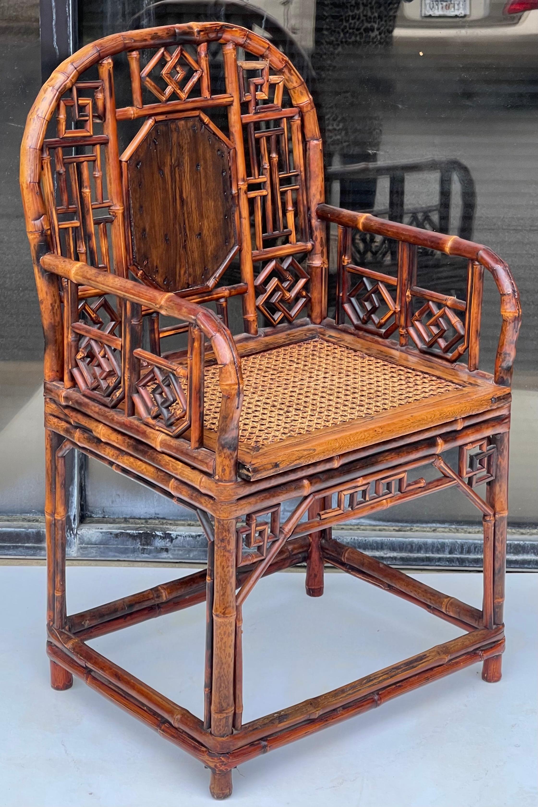 Chinois Fauteuil chinois du 20ème siècle en bambou brûlé de style Brighton en vente