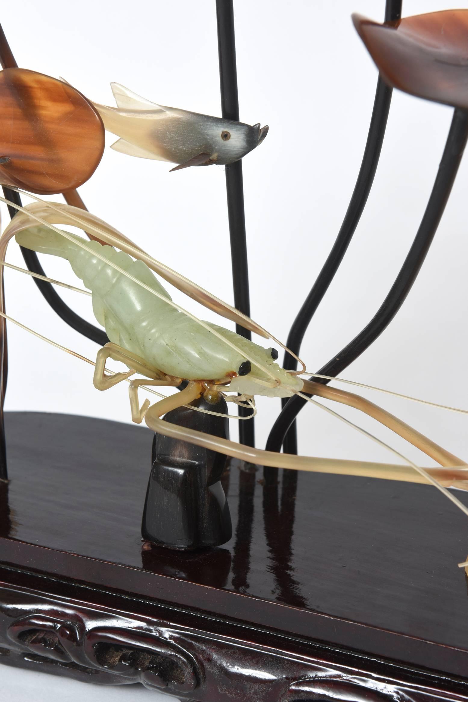 Vintage Chinese handcrafted dreidimensional geschnitzt Serpentin und Horn Skulptur Kunstwerk. Dieses Stück ist handgeschnitzt mit Horn in verschiedenen Schattierungen:: um eine Unterwasser-Szene:: die kompliziert drei handgeschnitzten Serpentin