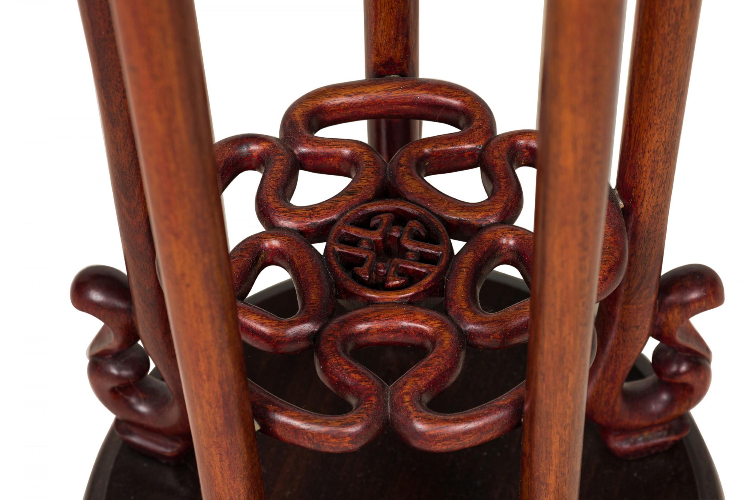 Exportation chinoise Socle de table / piédestal en bois sculpté chinois du 20e siècle en vente