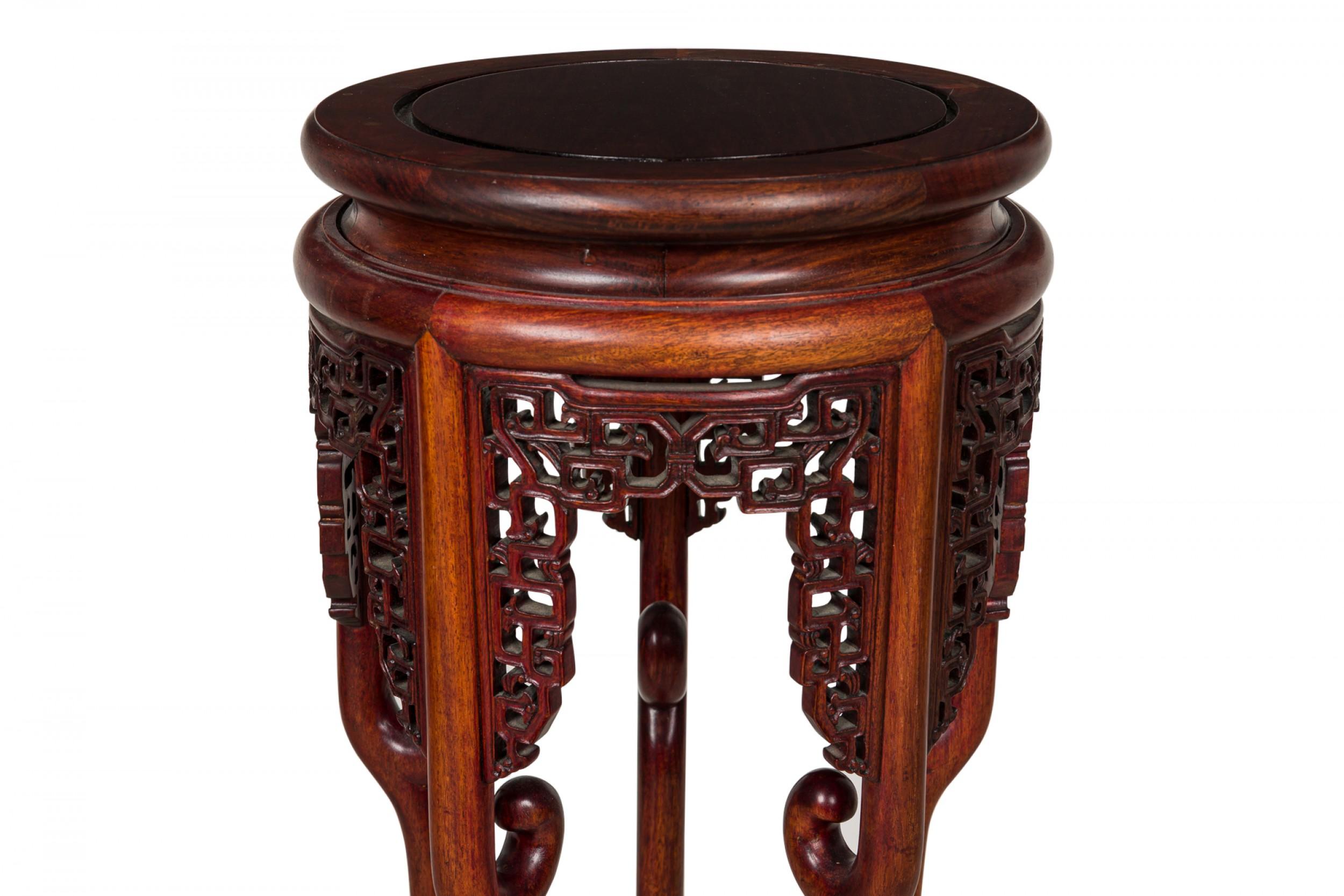 Chinois Socle de table / piédestal en bois sculpté chinois du 20e siècle en vente