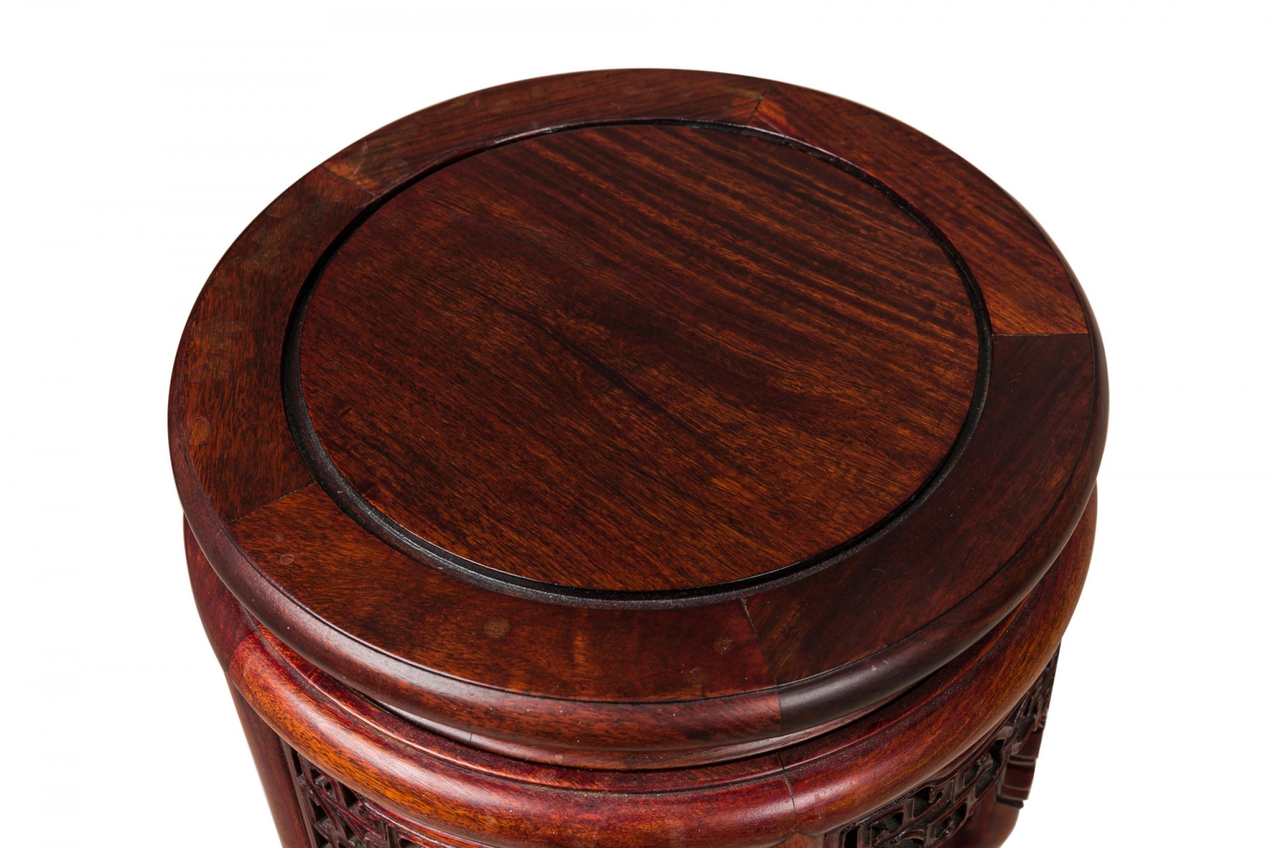 Sculpté à la main Socle de table / piédestal en bois sculpté chinois du 20e siècle en vente