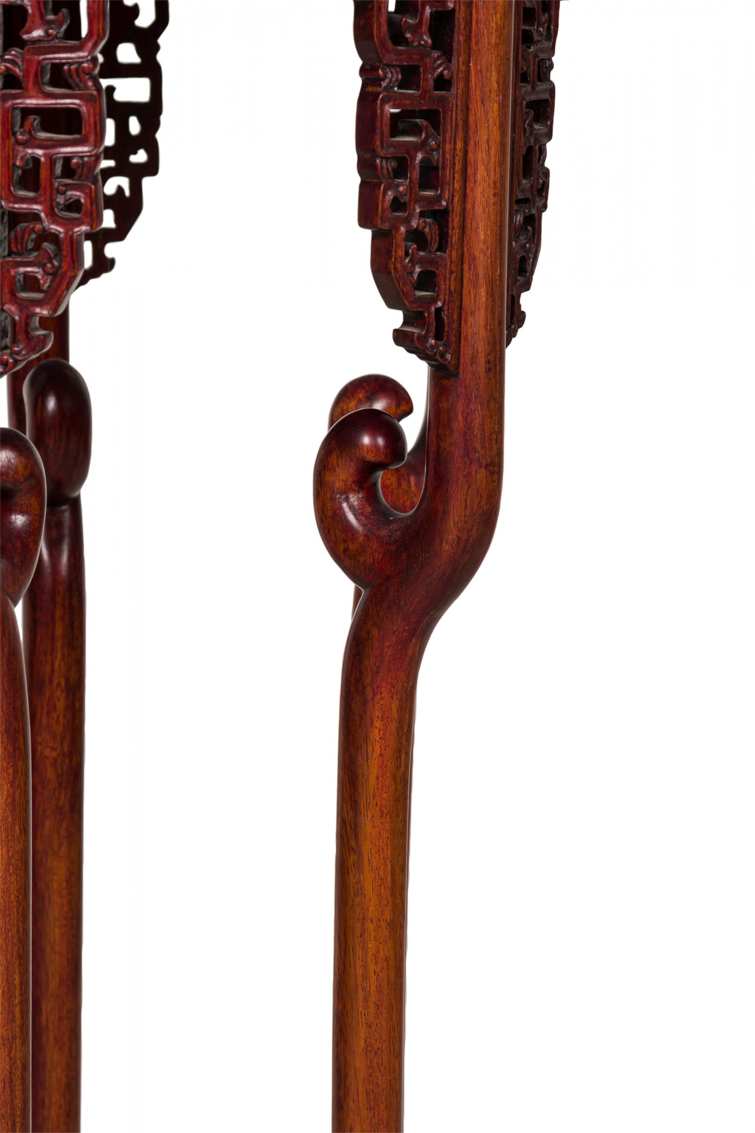 20ième siècle Socle de table / piédestal en bois sculpté chinois du 20e siècle en vente