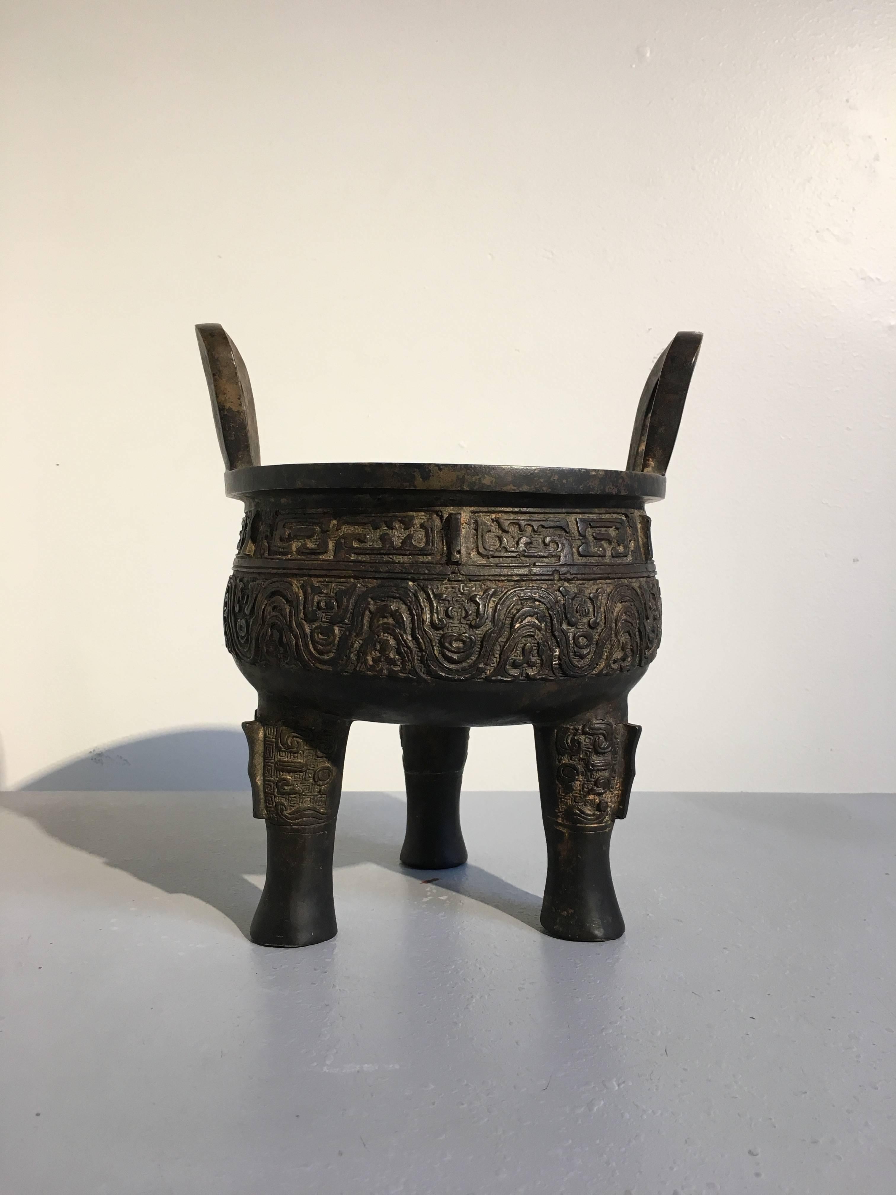 Chinesischer Ding-Dynastie- Censer aus Bronzeguss, frühes 20. Jahrhundert, China (Lackiert) im Angebot