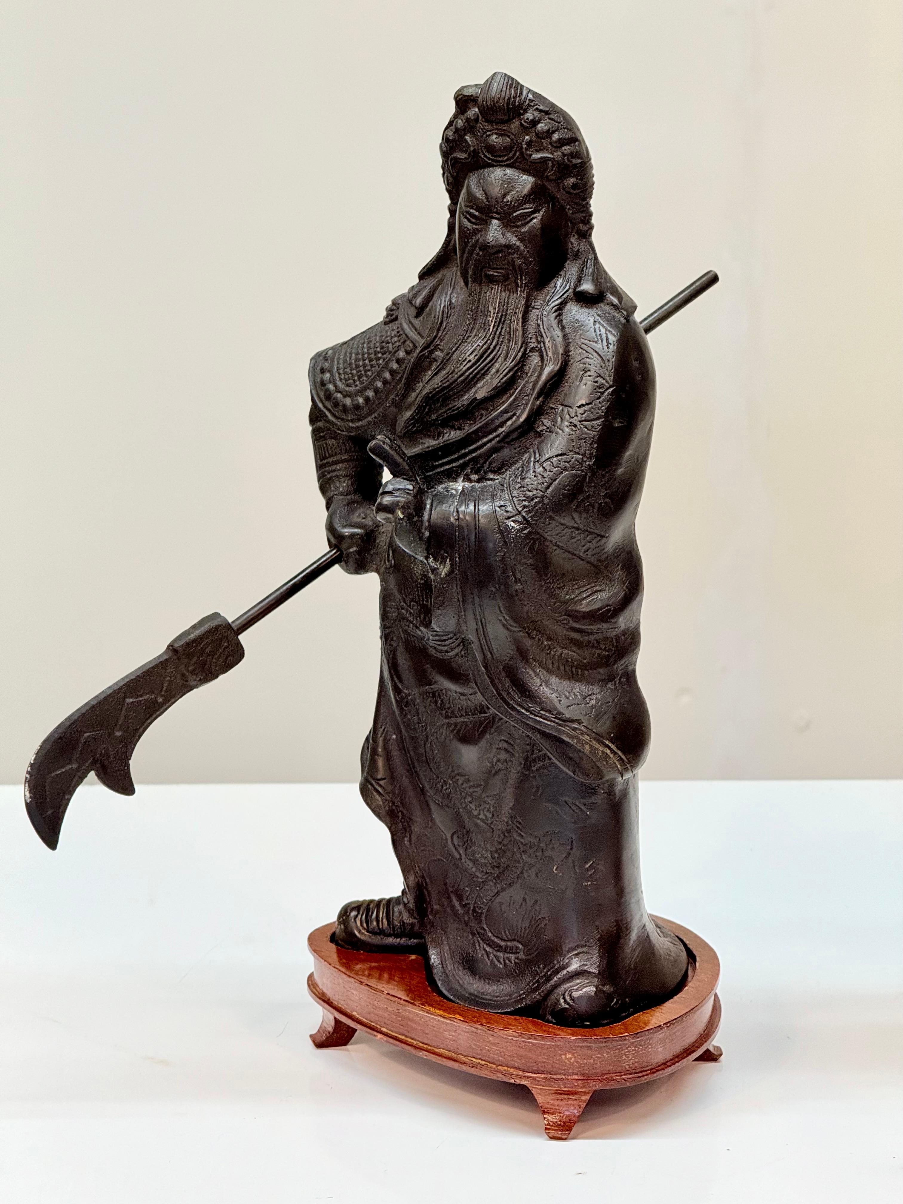 Statua in bronzo fuso cinese del XX secolo di Guan Yu con Guandao su supporto personalizzato in vendita 3