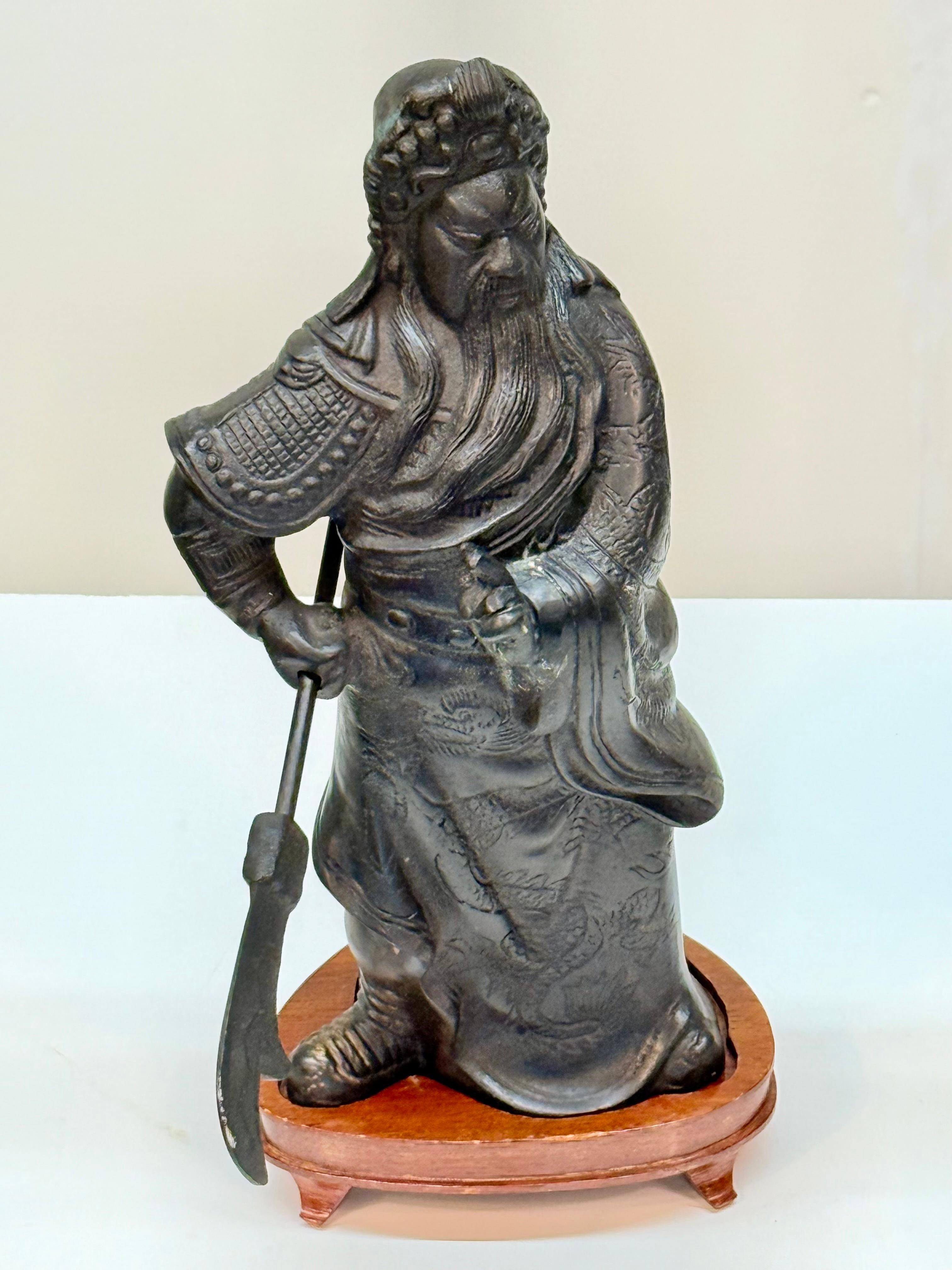 Statua cinese in bronzo fuso del XX secolo di Guan Yu con Guandao su supporto in legno personalizzato

Descrizione:
Presenta un'affascinante statua cinese in bronzo fuso del XX secolo di Guan Yu, la leggendaria divinità guerriera venerata per la sua
