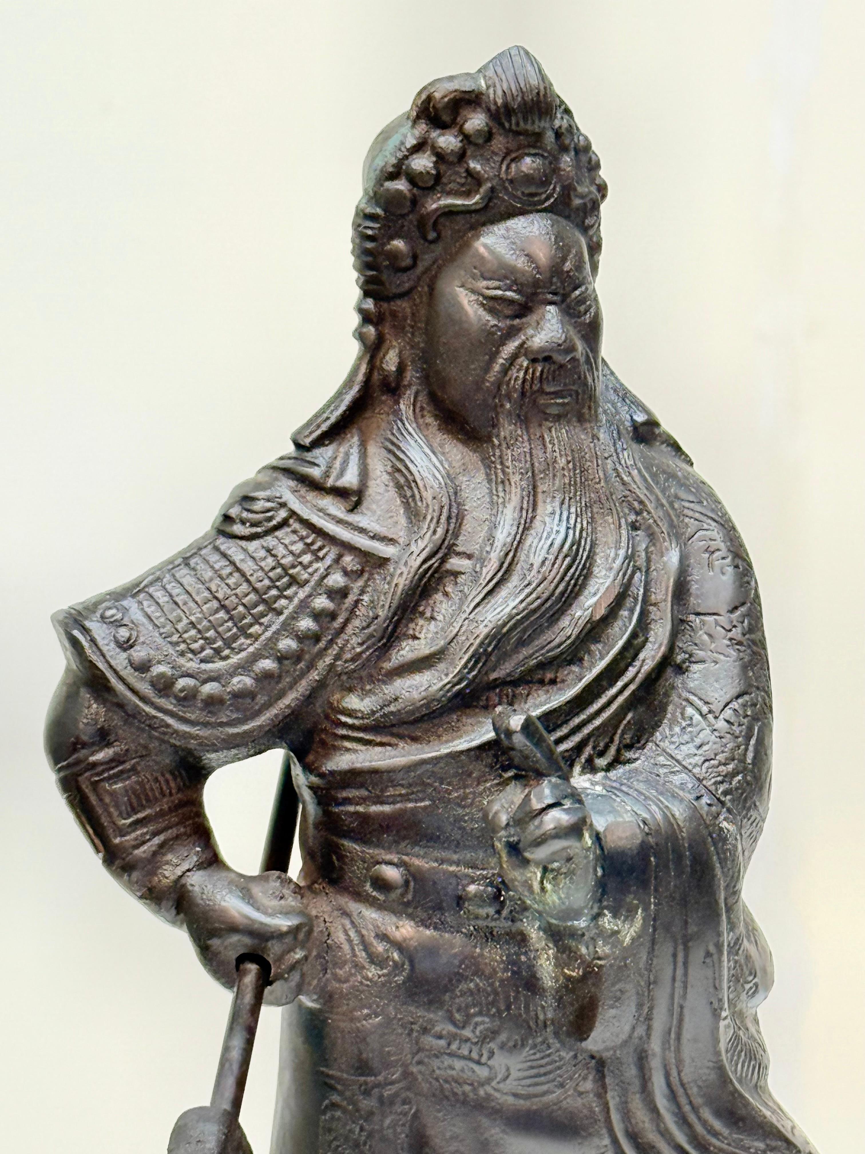 Ming Statua in bronzo fuso cinese del XX secolo di Guan Yu con Guandao su supporto personalizzato in vendita