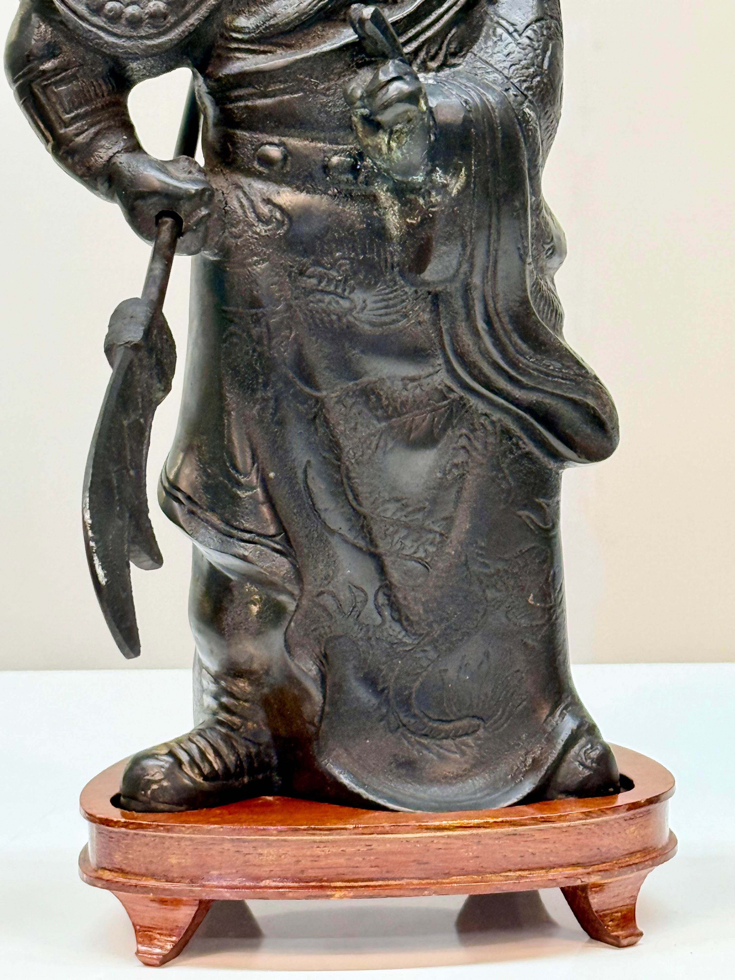 Cinese Statua in bronzo fuso cinese del XX secolo di Guan Yu con Guandao su supporto personalizzato in vendita