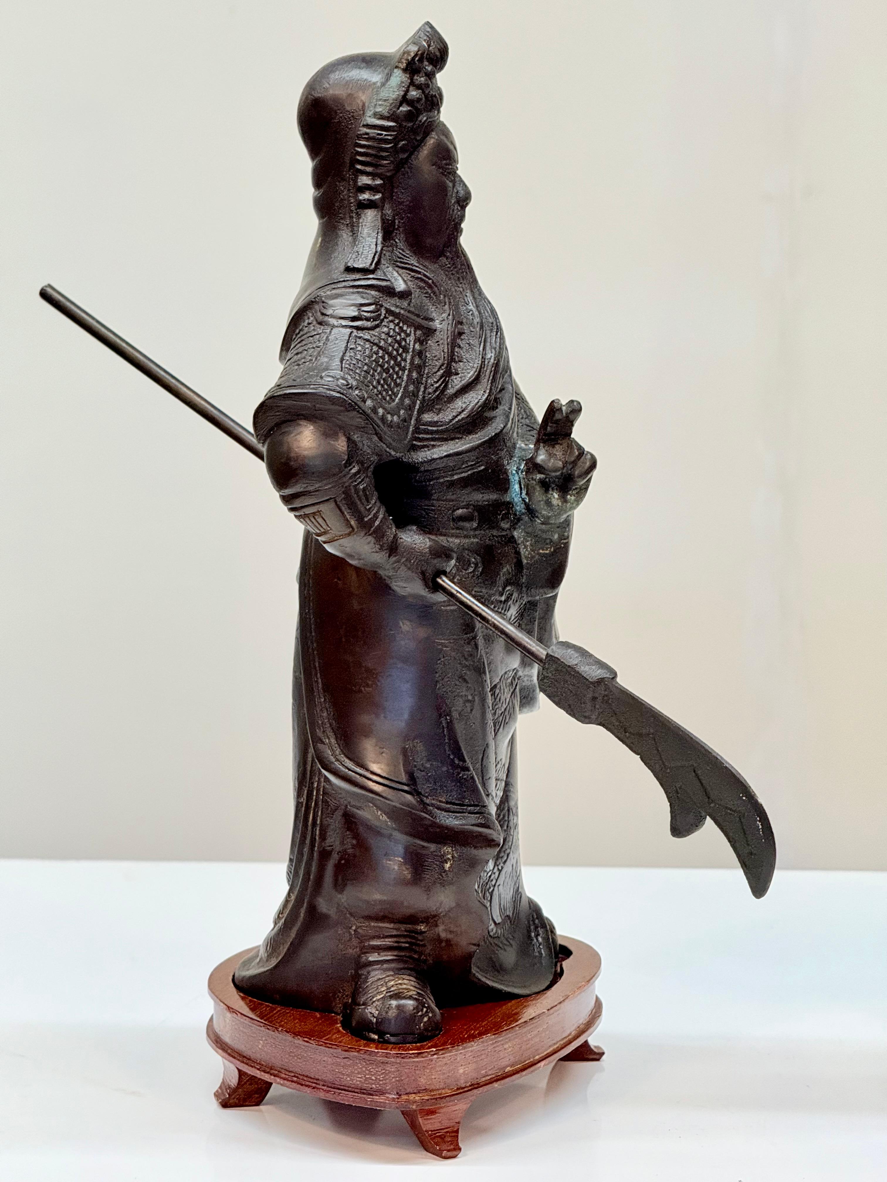 Calco Statua in bronzo fuso cinese del XX secolo di Guan Yu con Guandao su supporto personalizzato in vendita